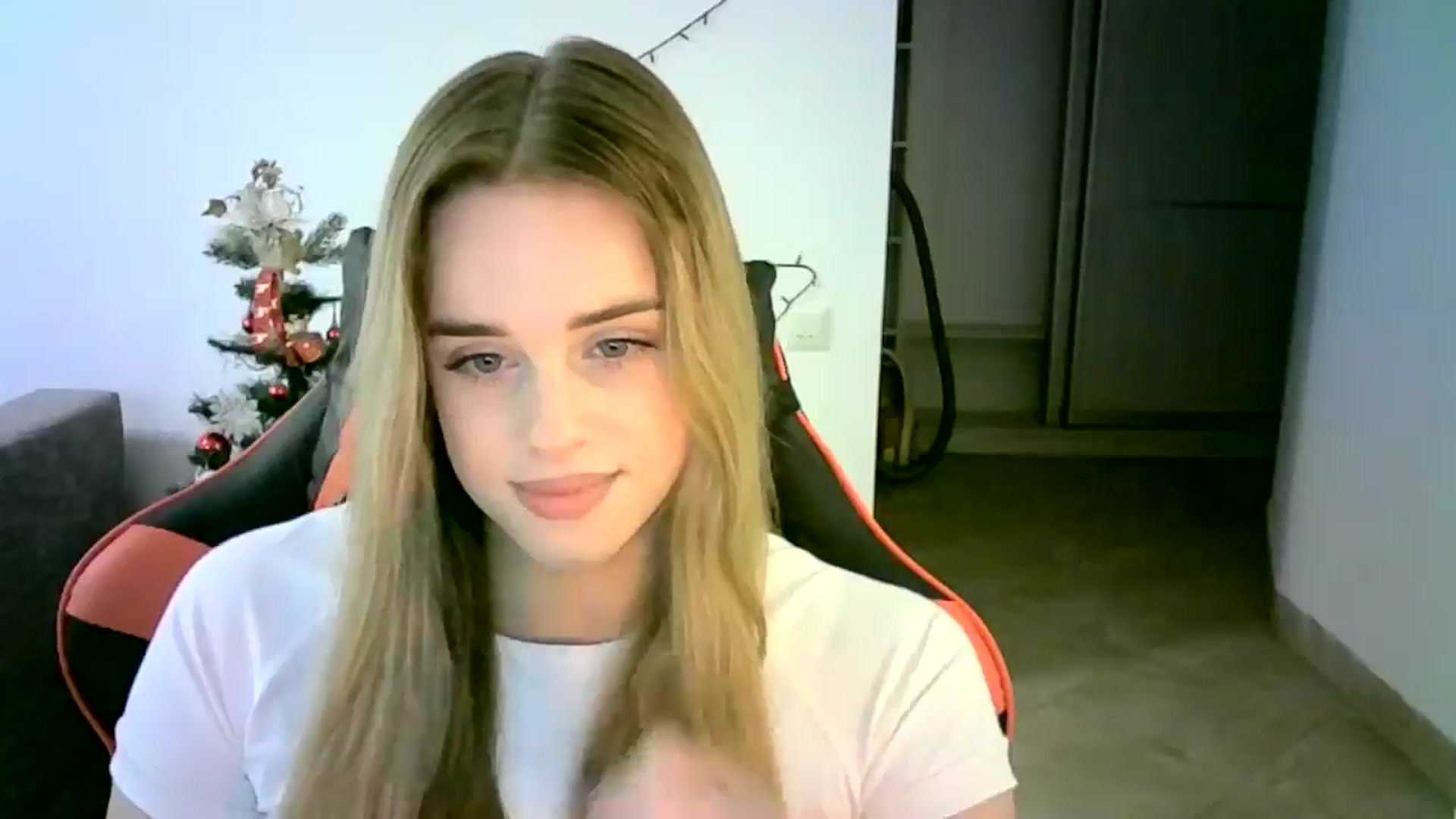Gallery image thumbnail from JuliaWatson's myfreecams stream on, 12/11/2025, 11:28 image 3 of 20