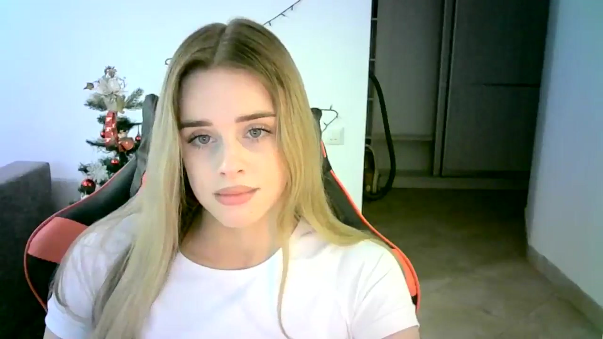 Gallery image thumbnail from JuliaWatson's myfreecams stream on, 12/11/2025, 11:28 image 9 of 20