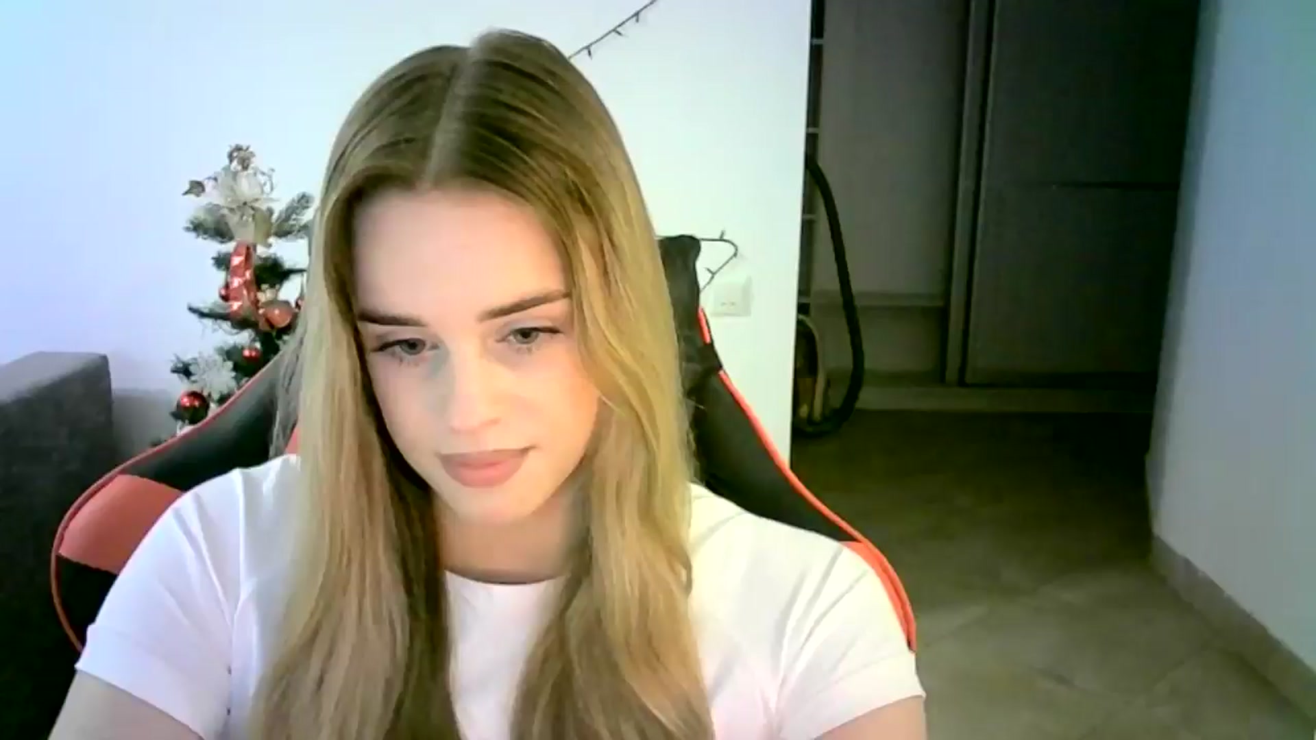 Gallery image thumbnail from JuliaWatson's myfreecams stream on, 12/11/2025, 11:28 image 1 of 20