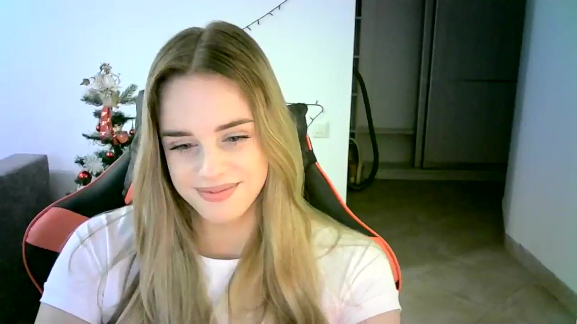 Gallery image thumbnail from JuliaWatson's myfreecams stream on, 12/11/2025, 11:28 image 14 of 20