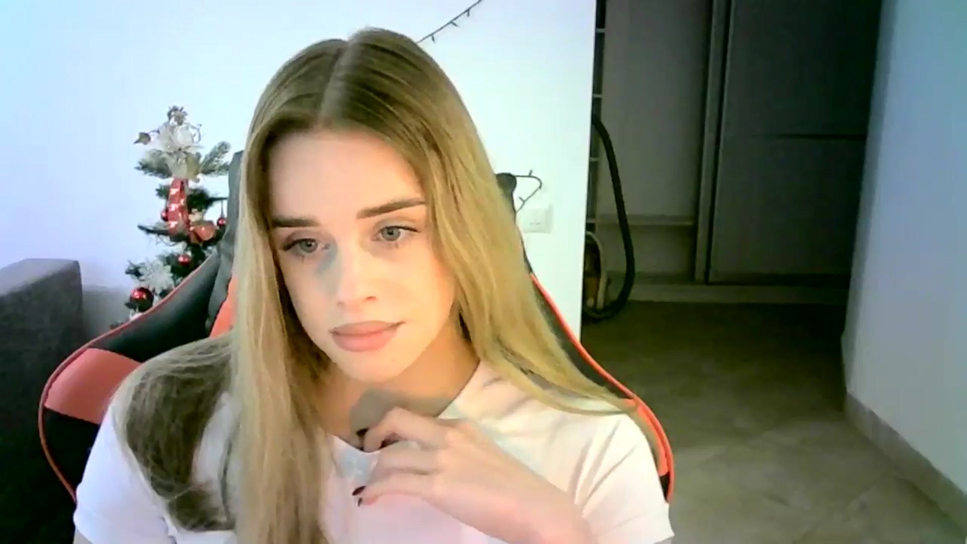 Gallery image thumbnail from JuliaWatson's myfreecams stream on, 12/11/2025, 11:28 image 7 of 20