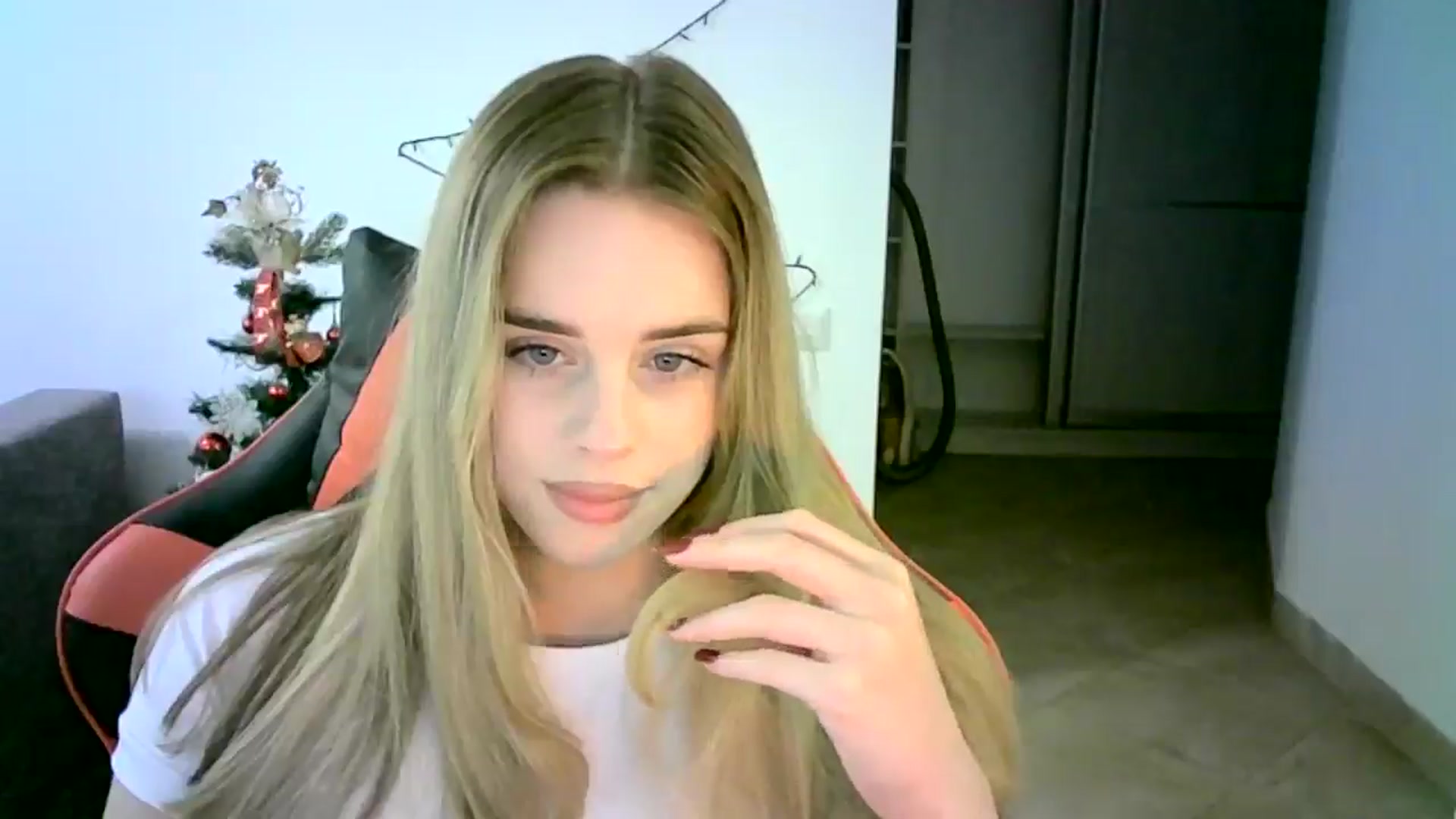 Gallery image thumbnail from JuliaWatson's myfreecams stream on, 12/11/2025, 11:28 image 13 of 20