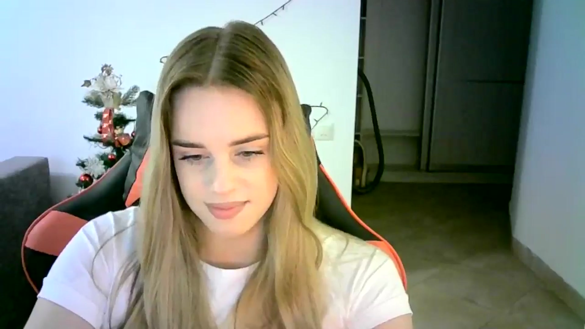 Gallery image thumbnail from JuliaWatson's myfreecams stream on, 12/11/2025, 11:28 image 15 of 20