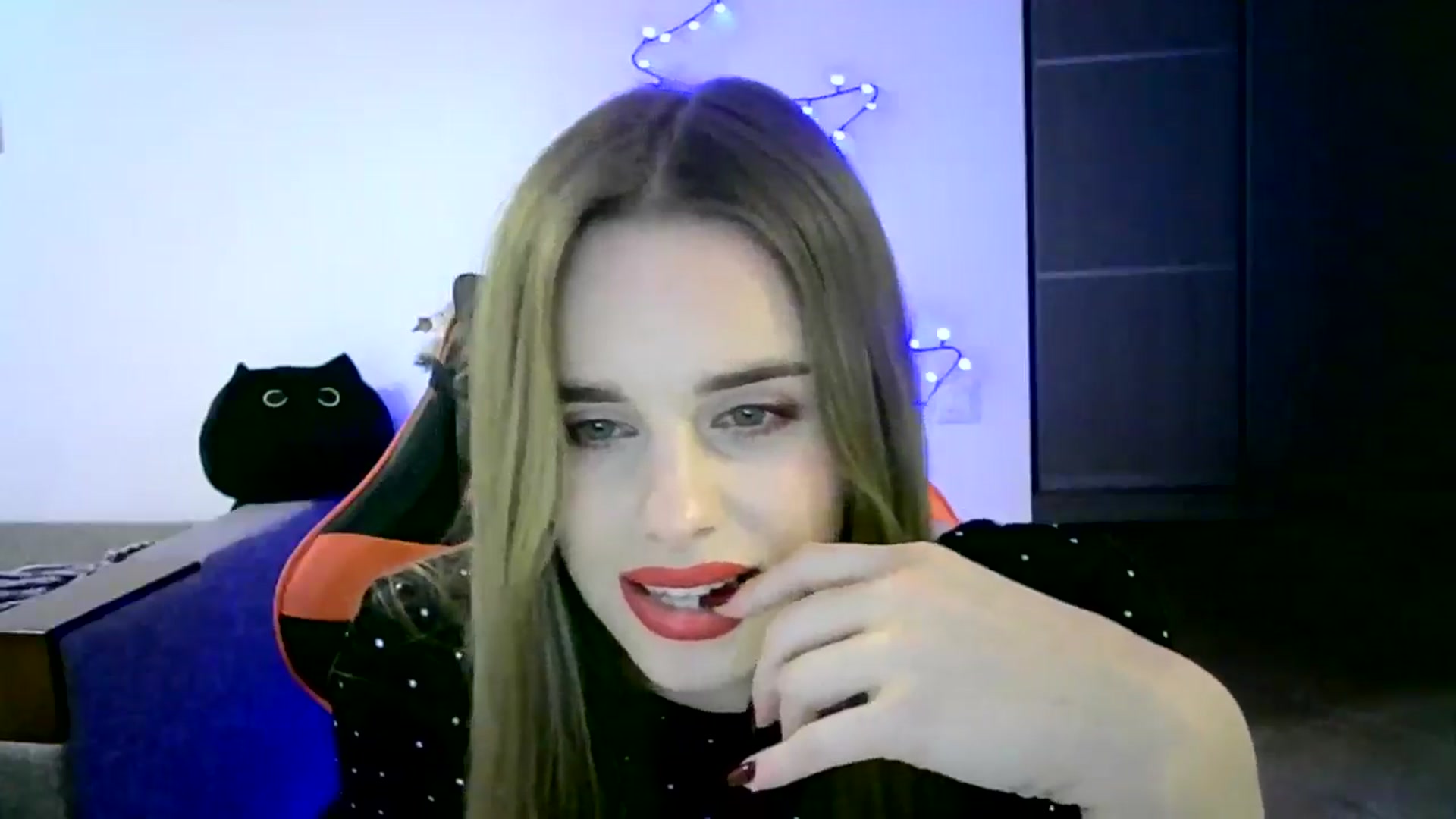 Gallery image thumbnail from JuliaWatson's myfreecams stream on, 12/15/2025, 24:45 image 3 of 20