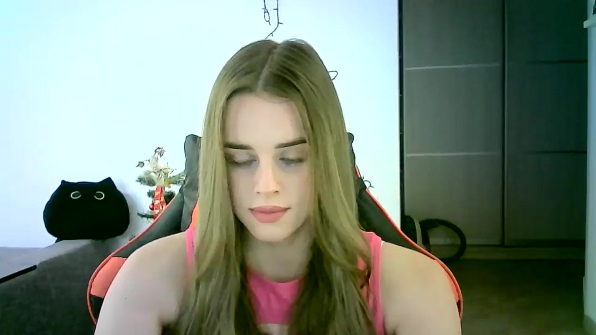 Gallery image thumbnail from JuliaWatson's myfreecams stream on, 12/16/2025, 12:08 image 4 of 20