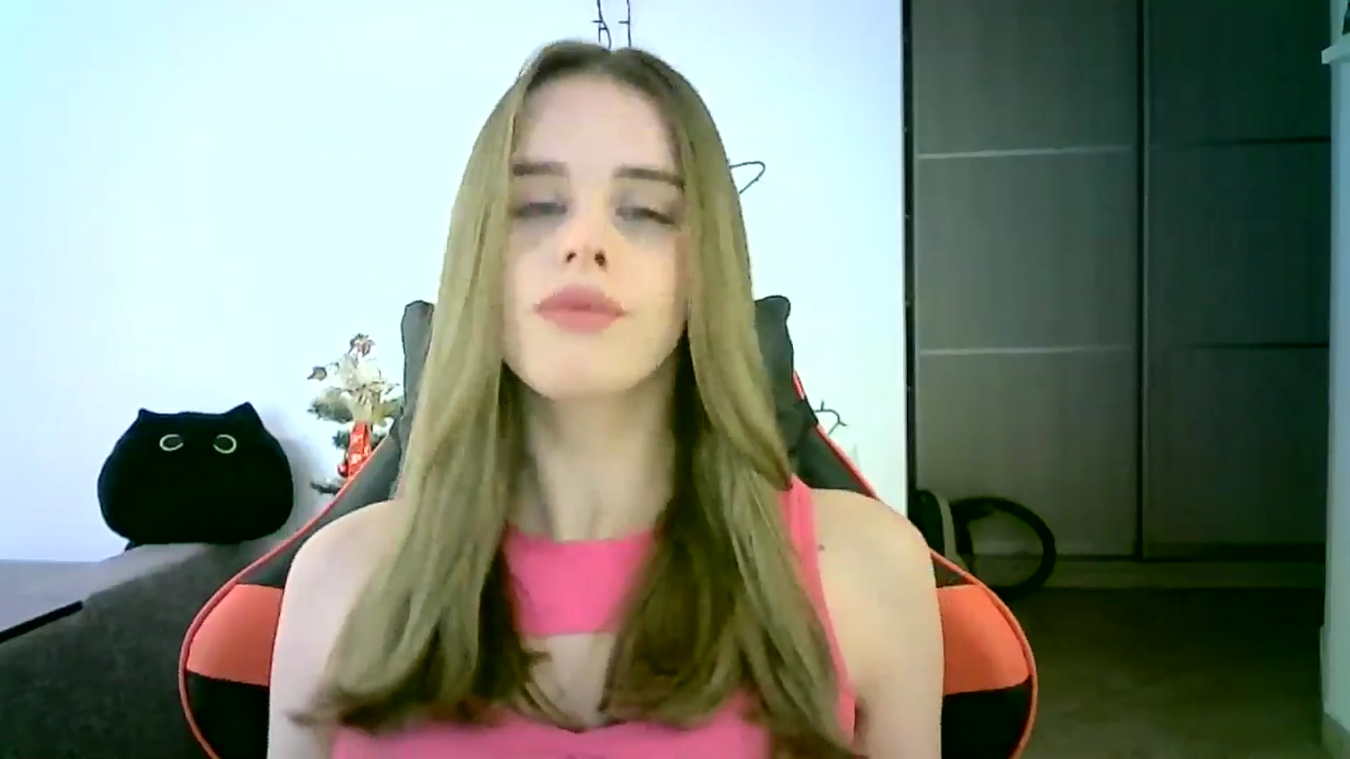 Gallery image thumbnail from JuliaWatson's myfreecams stream on, 12/16/2025, 12:08 image 5 of 20