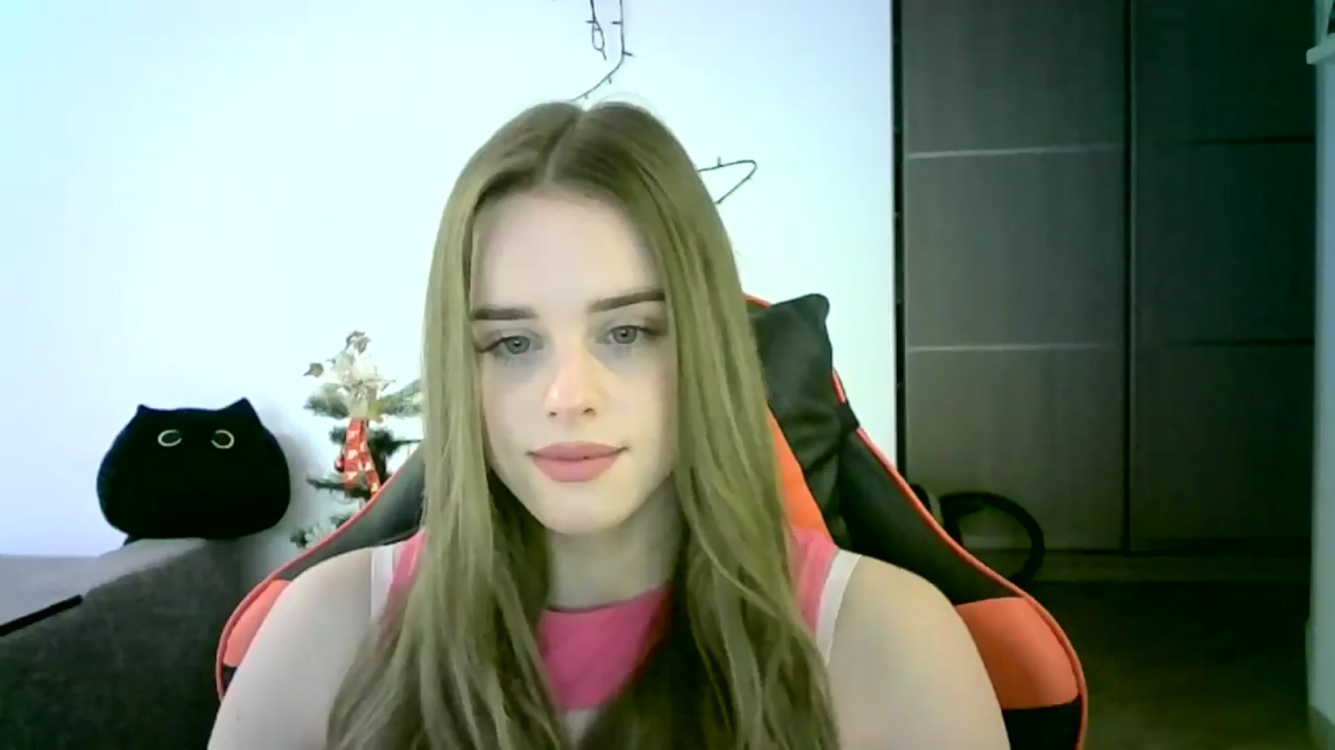 Gallery image thumbnail from JuliaWatson's myfreecams stream on, 12/16/2025, 12:29 image 15 of 20