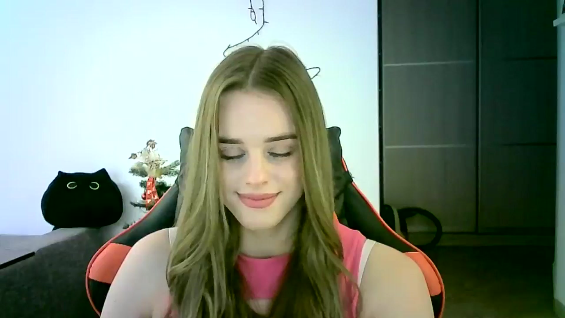 Gallery image thumbnail from JuliaWatson's myfreecams stream on, 12/16/2025, 12:29 image 9 of 20