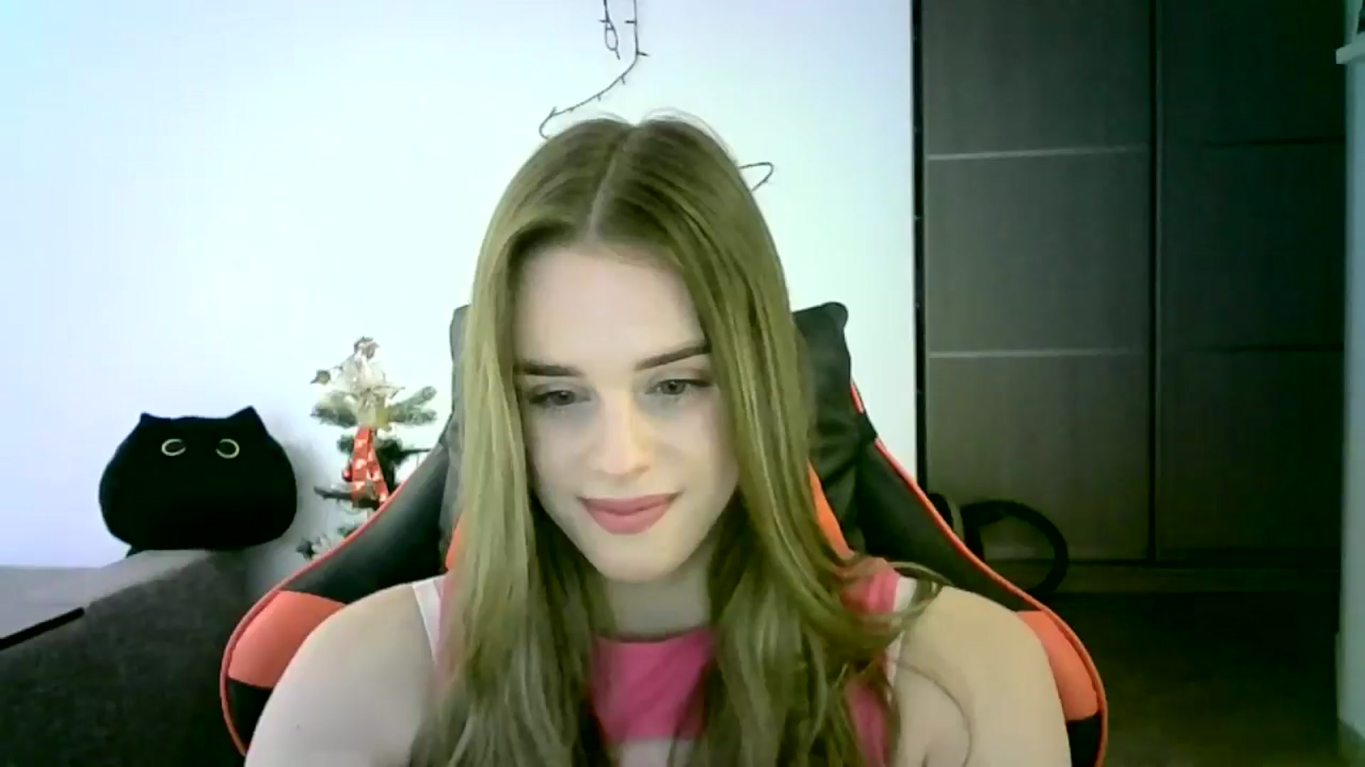 Gallery image thumbnail from JuliaWatson's myfreecams stream on, 12/16/2025, 12:43 image 7 of 20