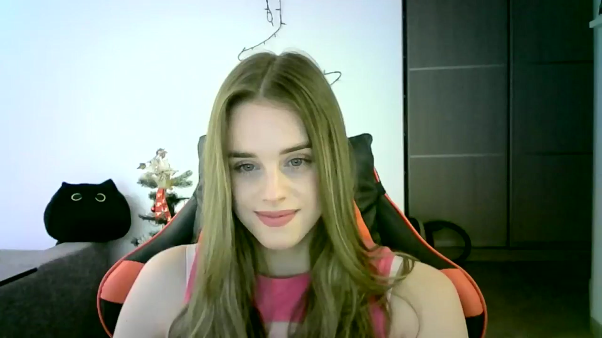 Gallery image thumbnail from JuliaWatson's myfreecams stream on, 12/16/2025, 12:43 image 8 of 20