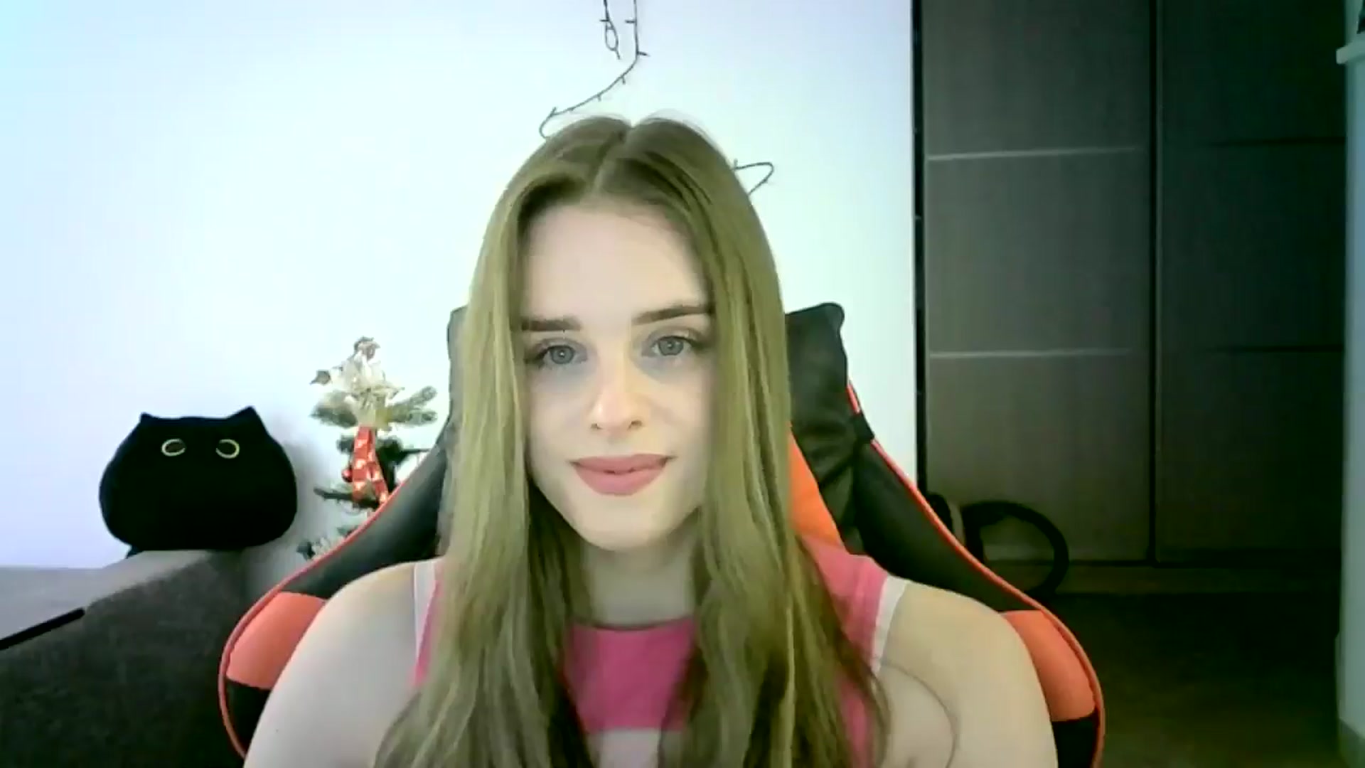 Gallery image thumbnail from JuliaWatson's myfreecams stream on, 12/16/2025, 12:43 image 4 of 20