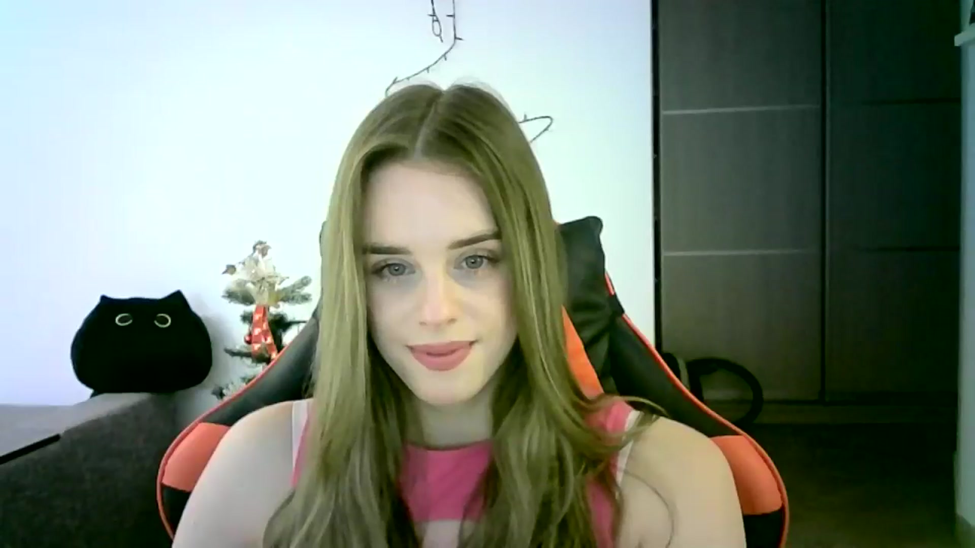Gallery image thumbnail from JuliaWatson's myfreecams stream on, 12/16/2025, 12:43 image 6 of 20