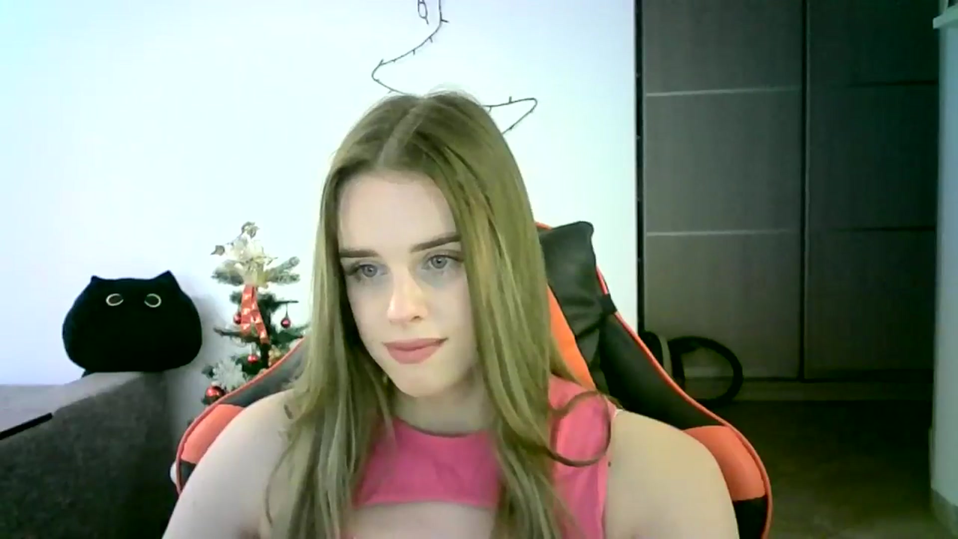 Gallery image thumbnail from JuliaWatson's myfreecams stream on, 12/16/2025, 13:09 image 15 of 20