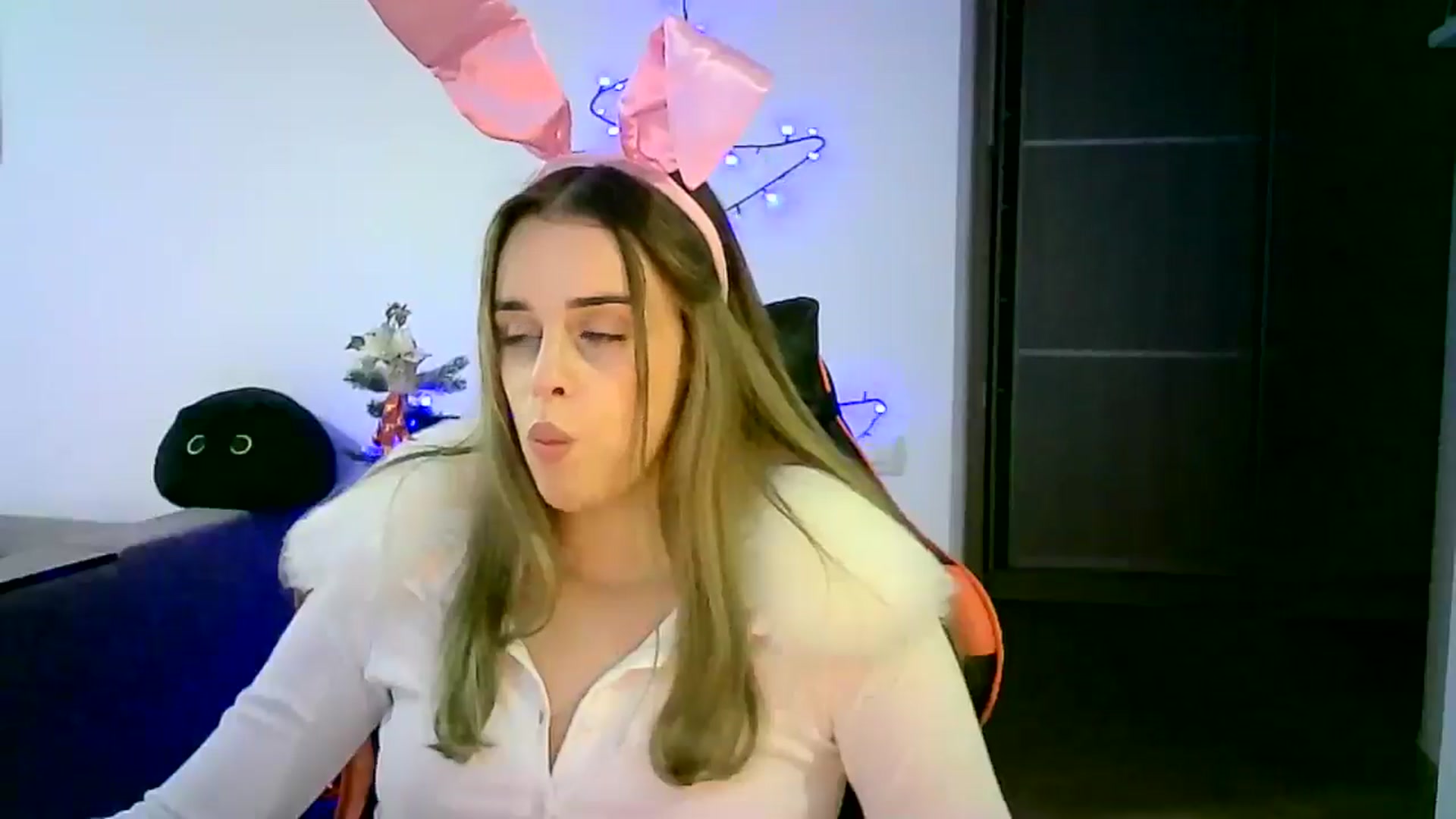 Gallery image thumbnail from JuliaWatson's myfreecams stream on, 12/21/2025, 22:55 image 13 of 20