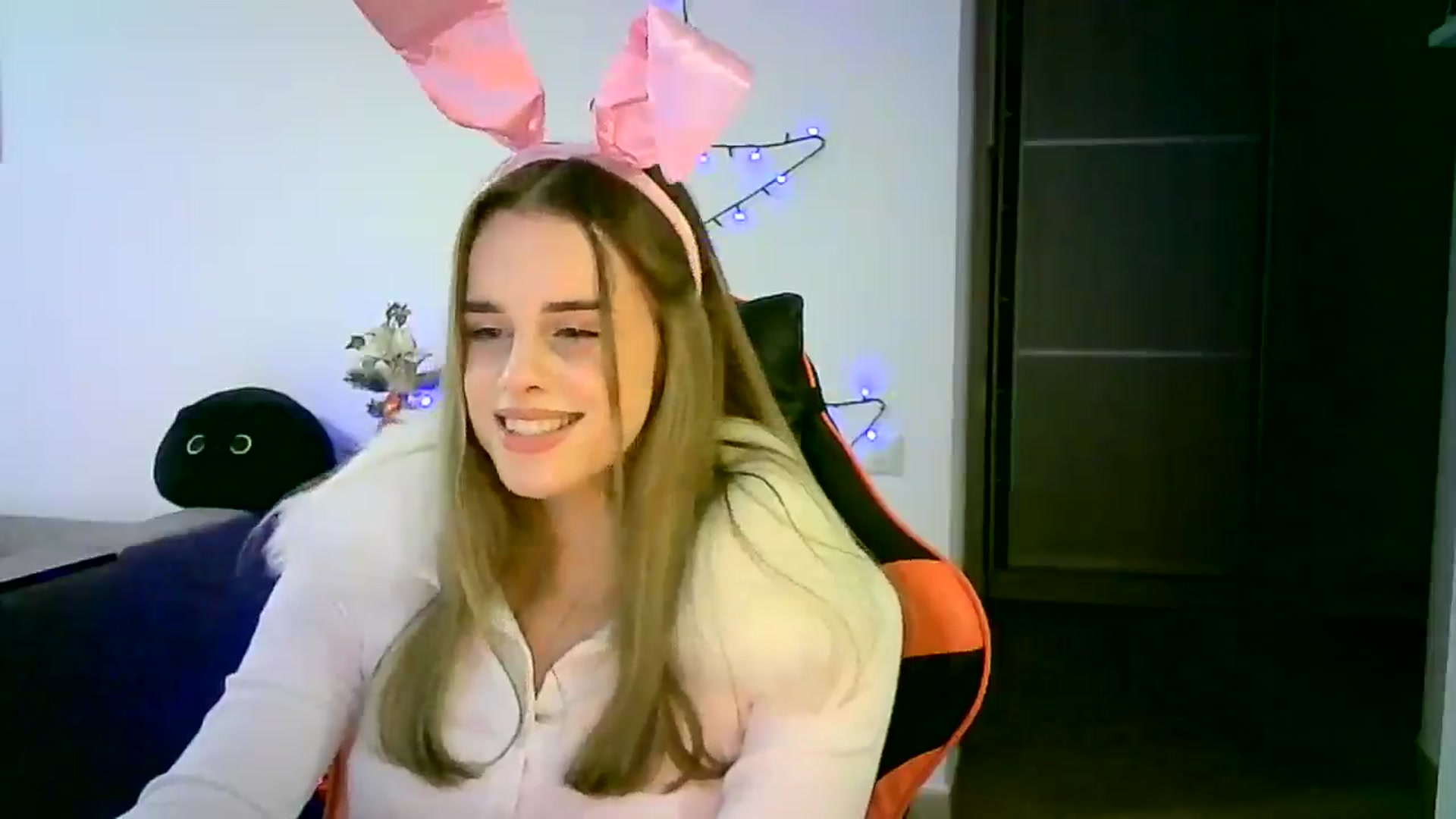 Gallery image thumbnail from JuliaWatson's myfreecams stream on, 12/21/2025, 22:55 image 7 of 20
