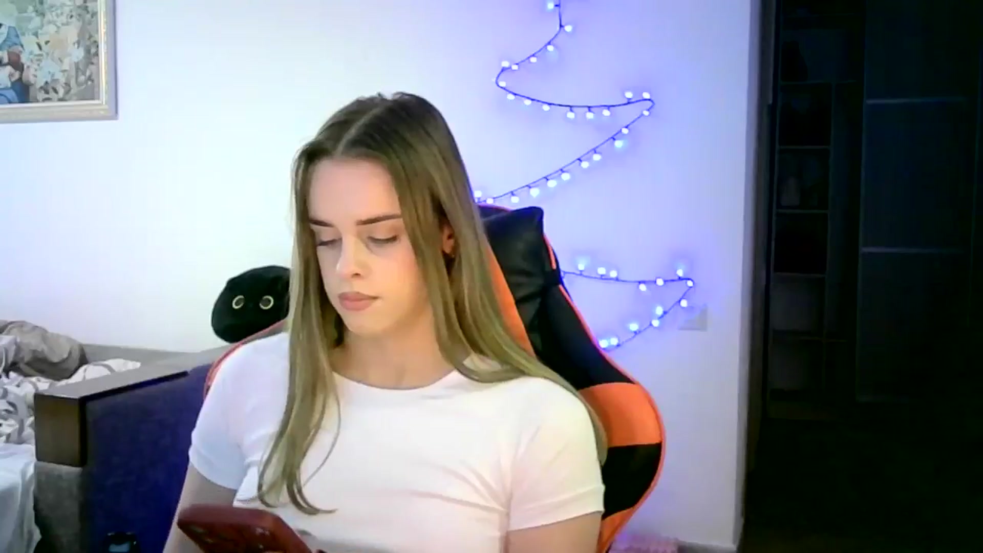 Gallery image thumbnail from JuliaWatson's myfreecams stream on, 12/22/2025, 18:01 image 3 of 20