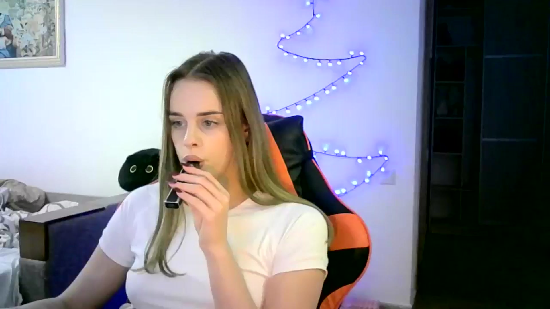 Gallery image thumbnail from JuliaWatson's myfreecams stream on, 12/22/2025, 18:01 image 2 of 20