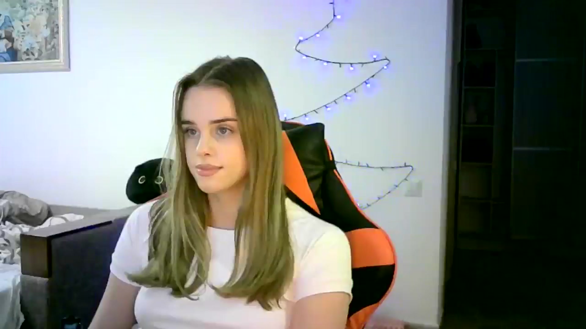 Gallery image thumbnail from JuliaWatson's myfreecams stream on, 12/22/2025, 18:01 image 4 of 20