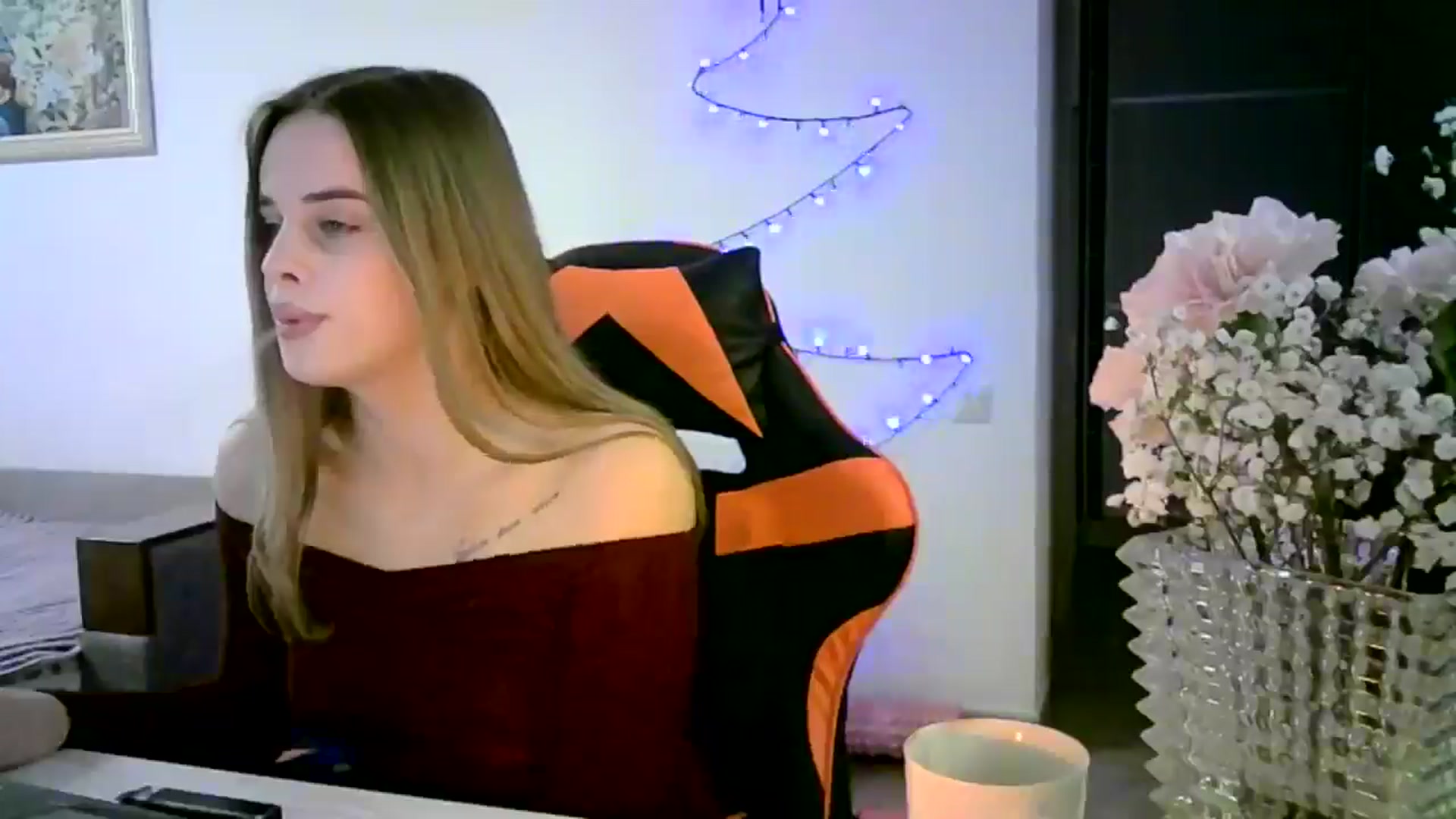 Gallery image thumbnail from JuliaWatson's myfreecams stream on, 12/23/2025, 20:33 image 14 of 20