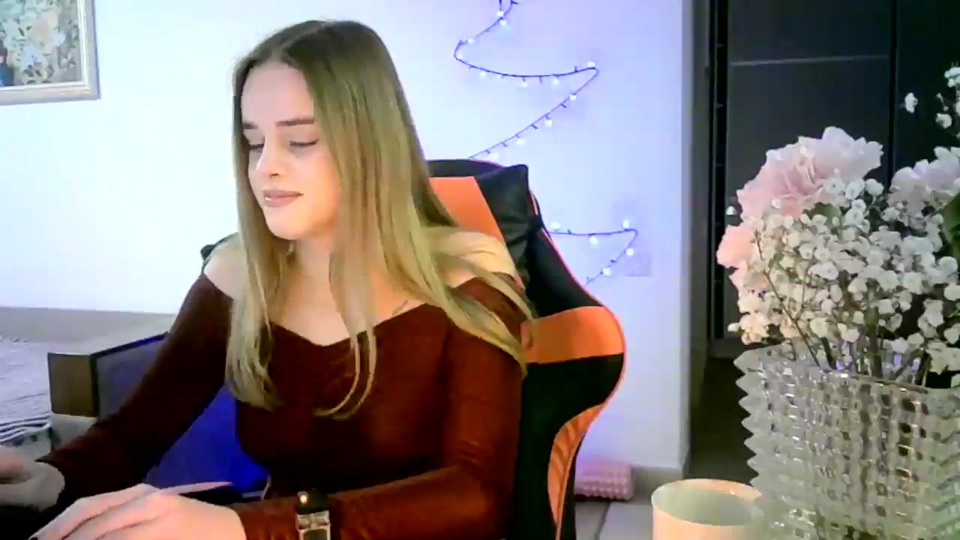 Gallery image thumbnail from JuliaWatson's myfreecams stream on, 12/23/2025, 20:33 image 6 of 20