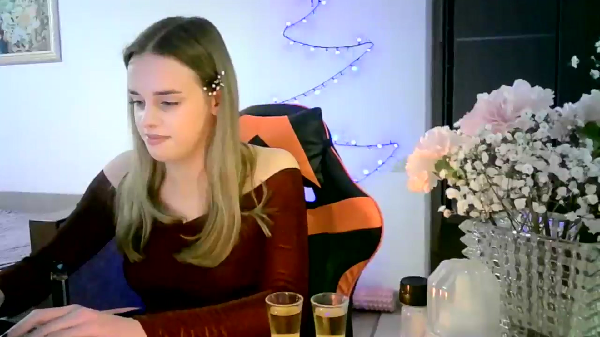 Gallery image thumbnail from JuliaWatson's myfreecams stream on, 12/23/2025, 21:30 image 16 of 20