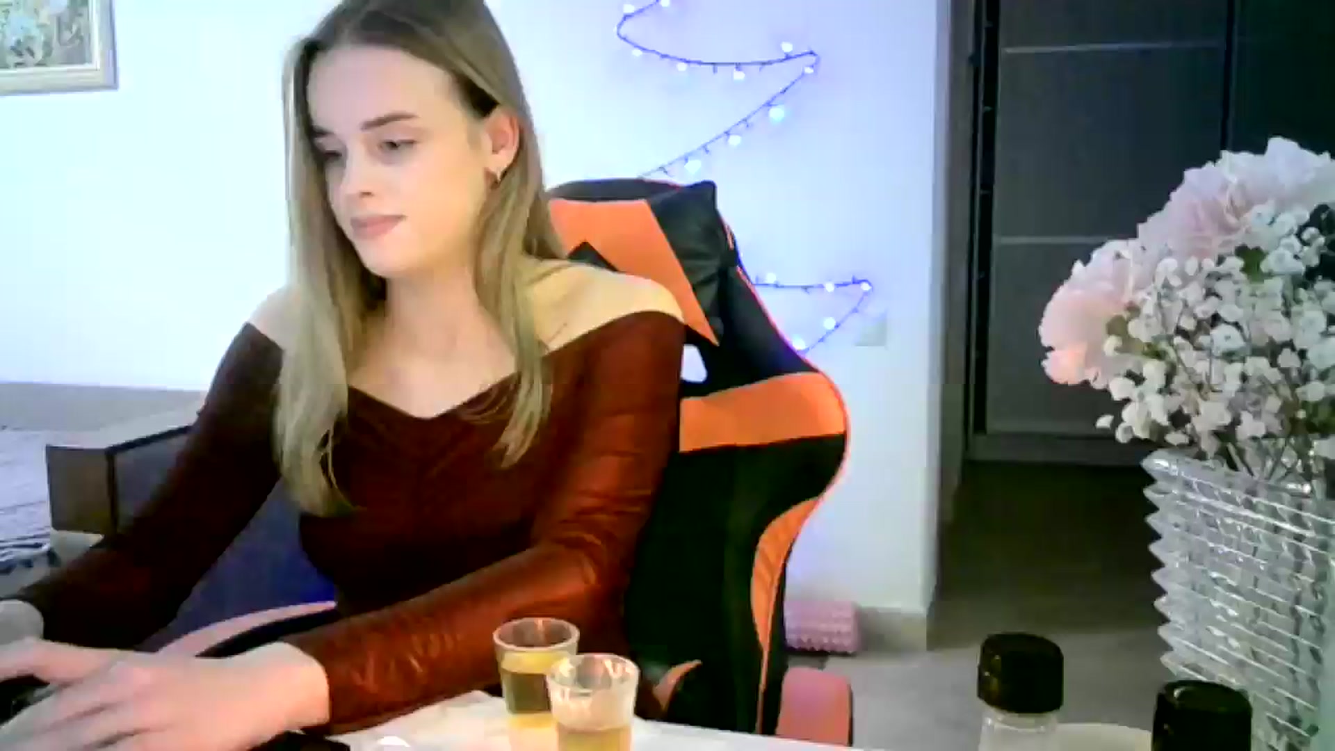 Gallery image thumbnail from JuliaWatson's myfreecams stream on, 12/23/2025, 22:34 image 1 of 20