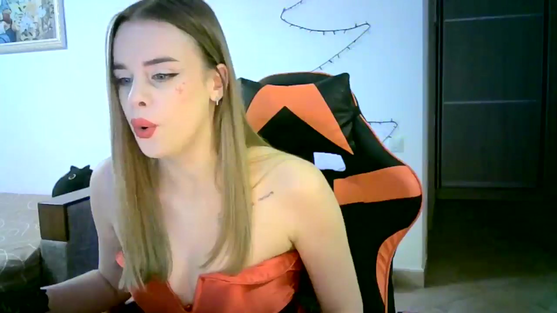 Gallery image thumbnail from JuliaWatson's myfreecams stream on, 12/25/2025, 22:12 image 11 of 20
