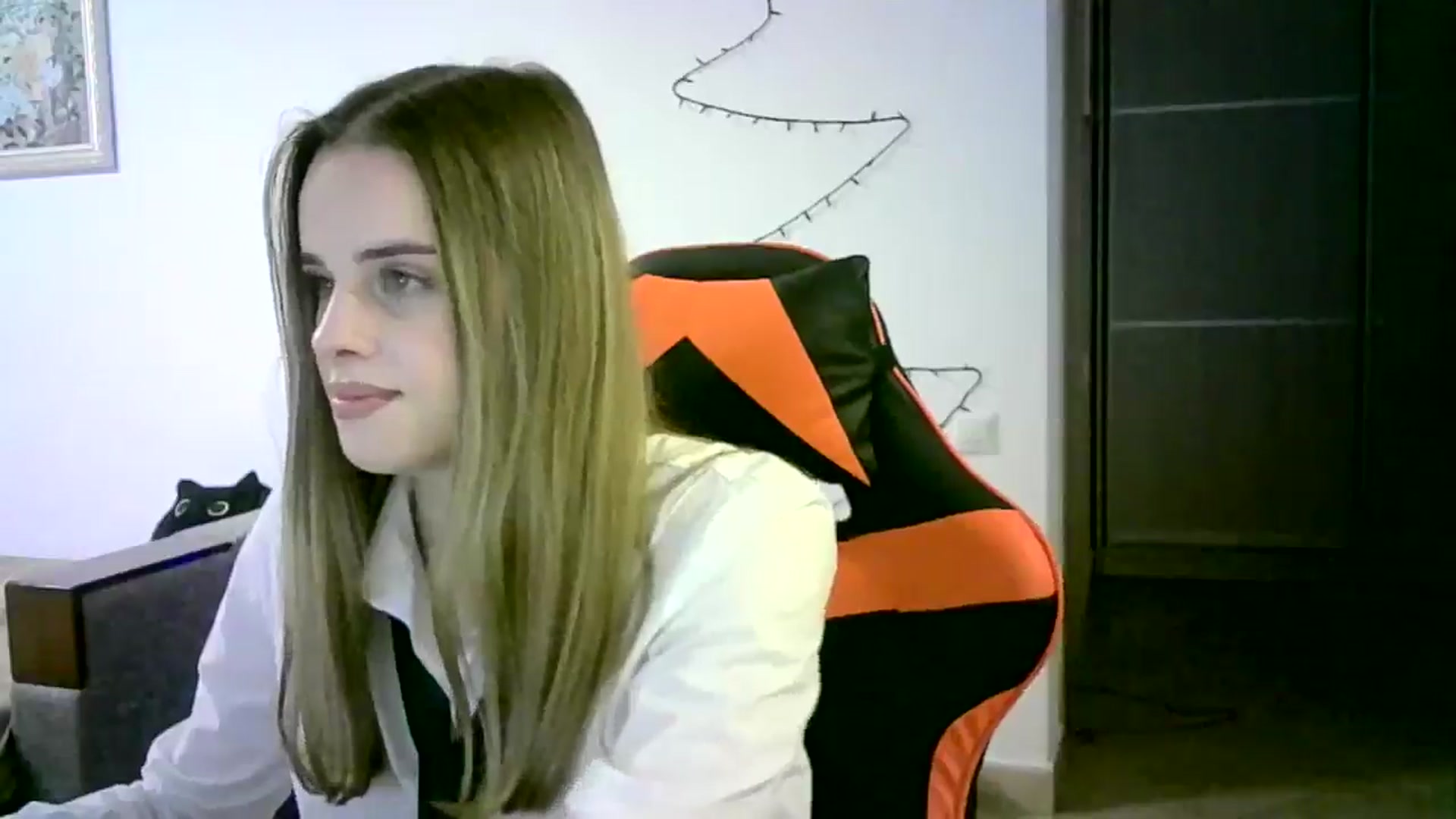 Gallery image thumbnail from JuliaWatson's myfreecams stream on, 12/29/2025, 19:57 image 17 of 20