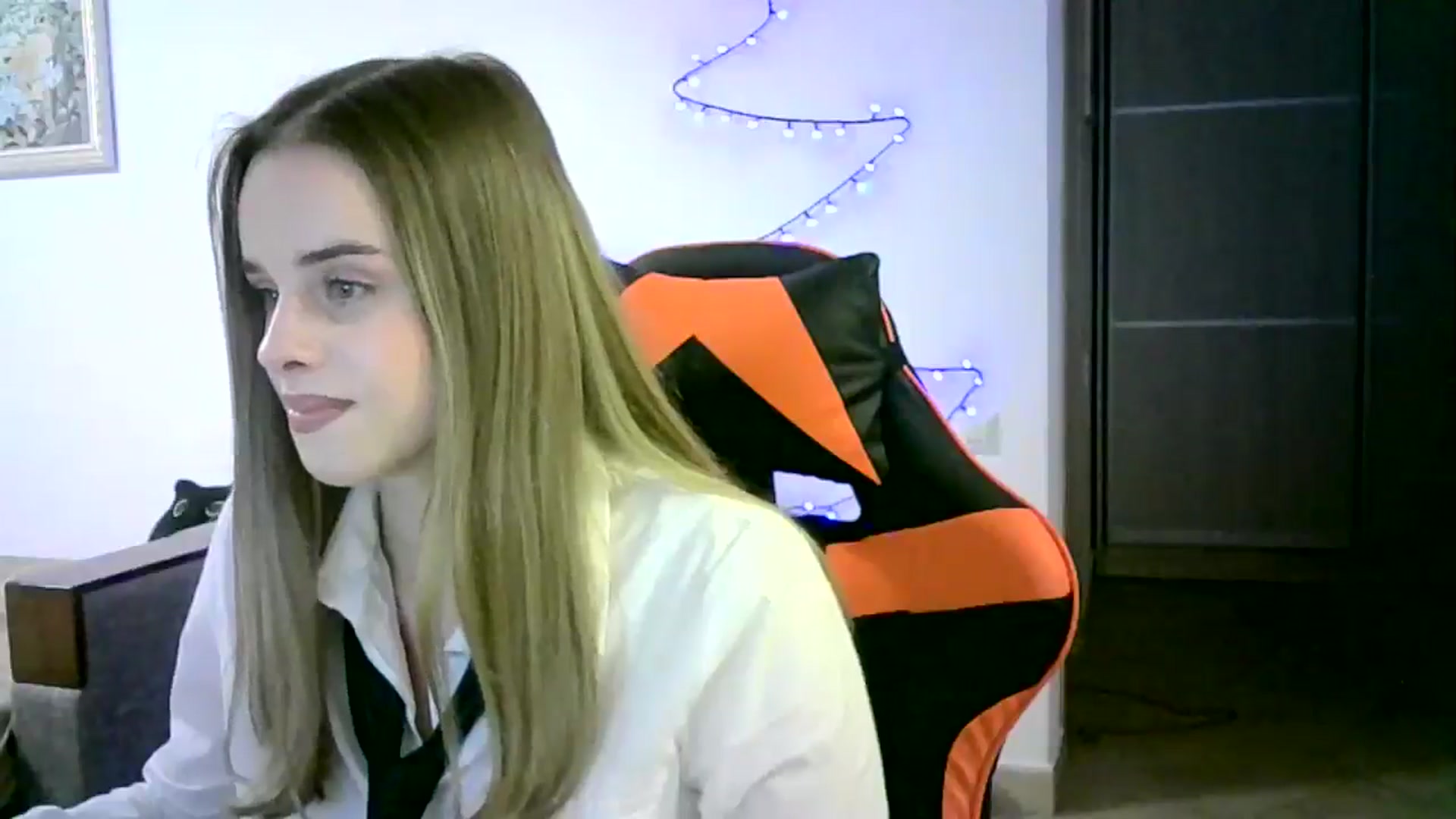 Gallery image thumbnail from JuliaWatson's myfreecams stream on, 12/29/2025, 19:57 image 5 of 20