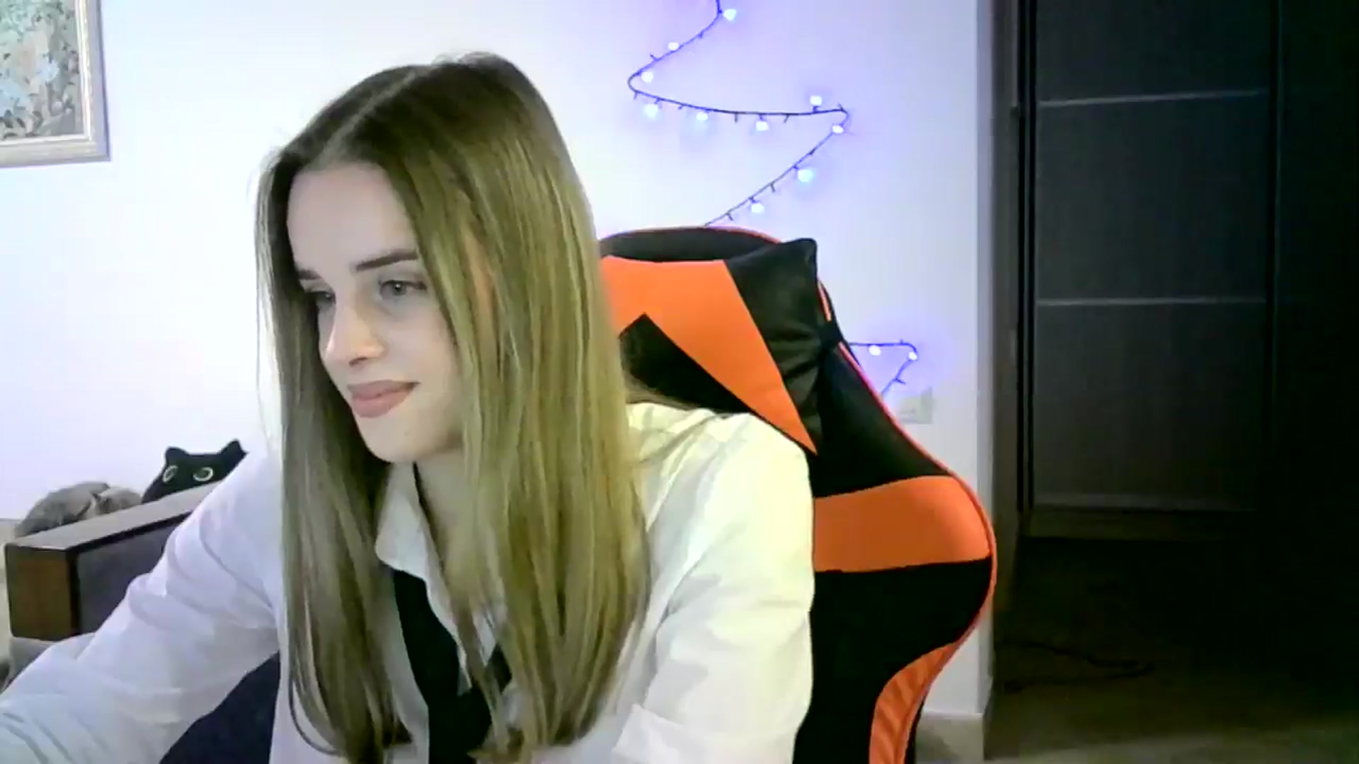 Gallery image thumbnail from JuliaWatson's myfreecams stream on, 12/29/2025, 19:57 image 18 of 20