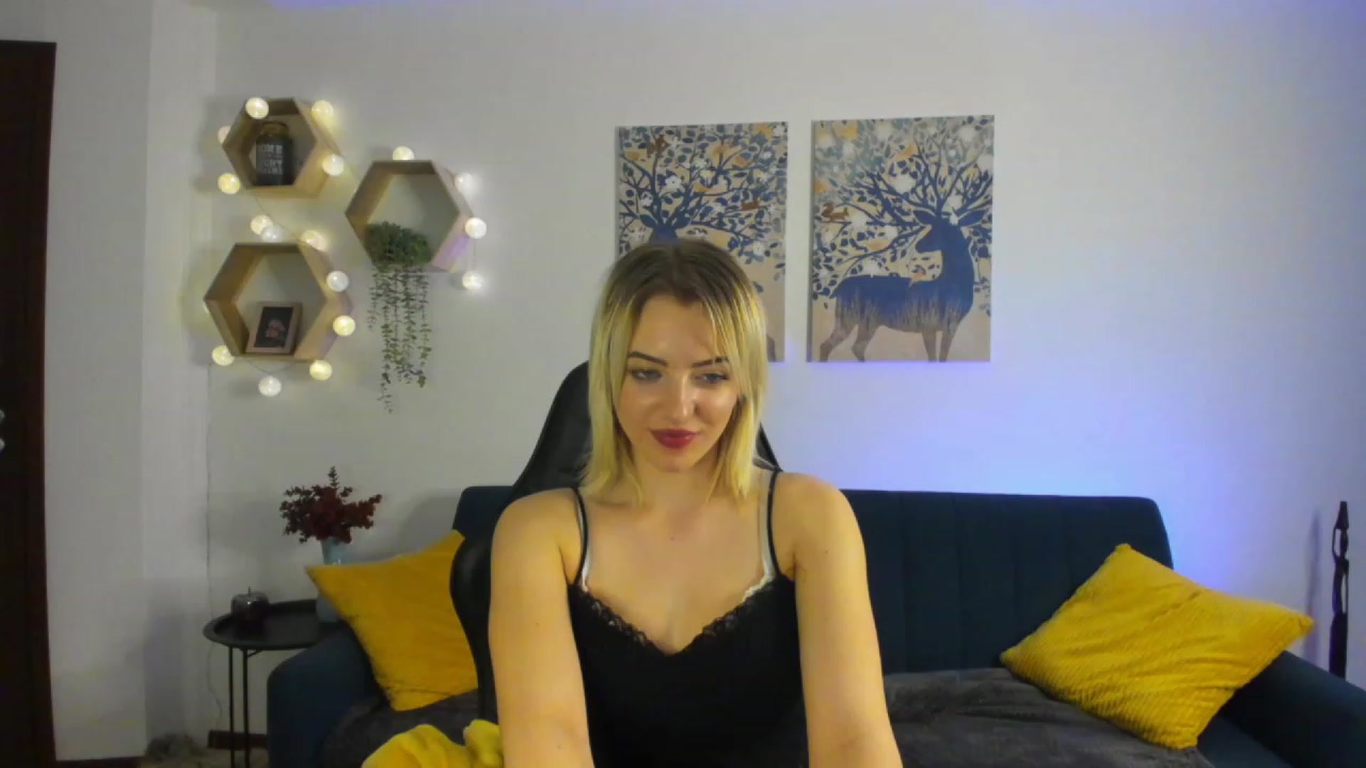 Gallery image thumbnail from Julia_Gold18's myfreecams stream on, 01/22/2023, 12:44 image 13 of 20