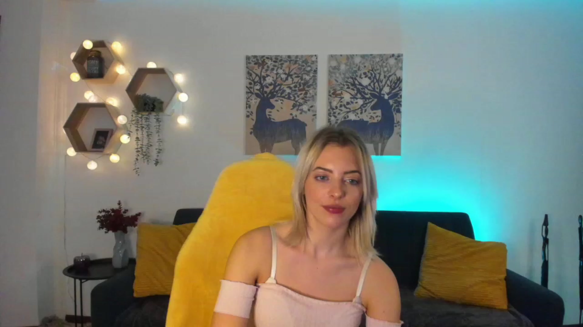 Gallery image thumbnail from Julia_Gold18's myfreecams stream on, 01/25/2023, 10:41 image 16 of 20