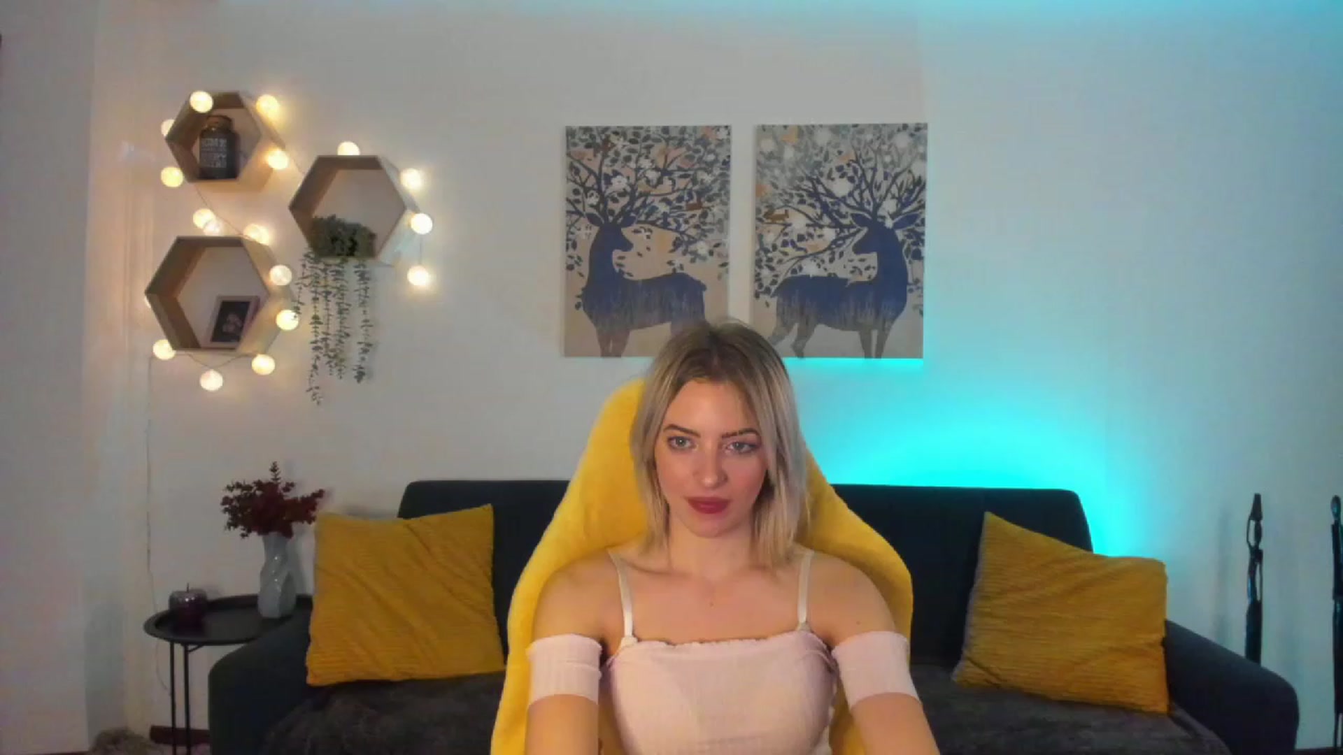 Gallery image thumbnail from Julia_Gold18's myfreecams stream on, 01/25/2023, 10:41 image 8 of 20