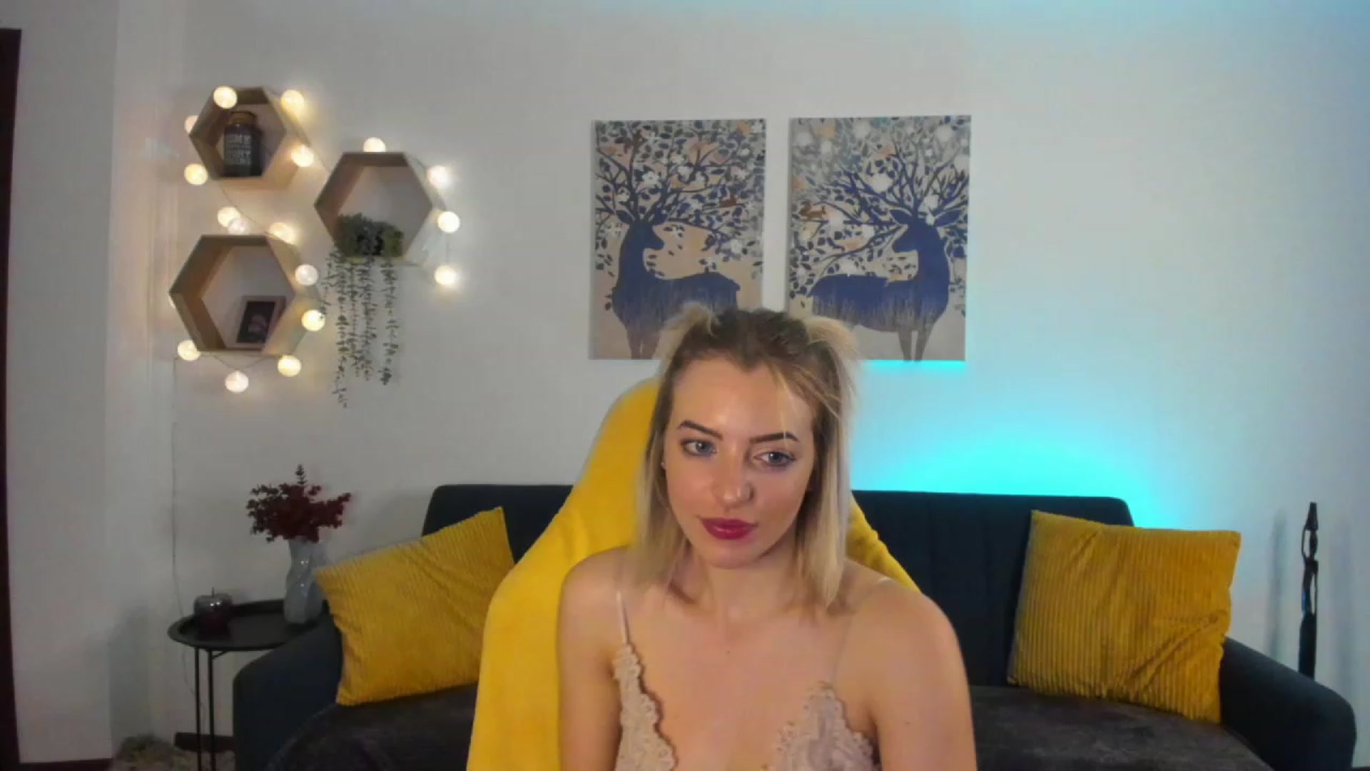 Gallery image thumbnail from Julia_Gold18's myfreecams stream on, 01/26/2023, 10:57 image 14 of 20