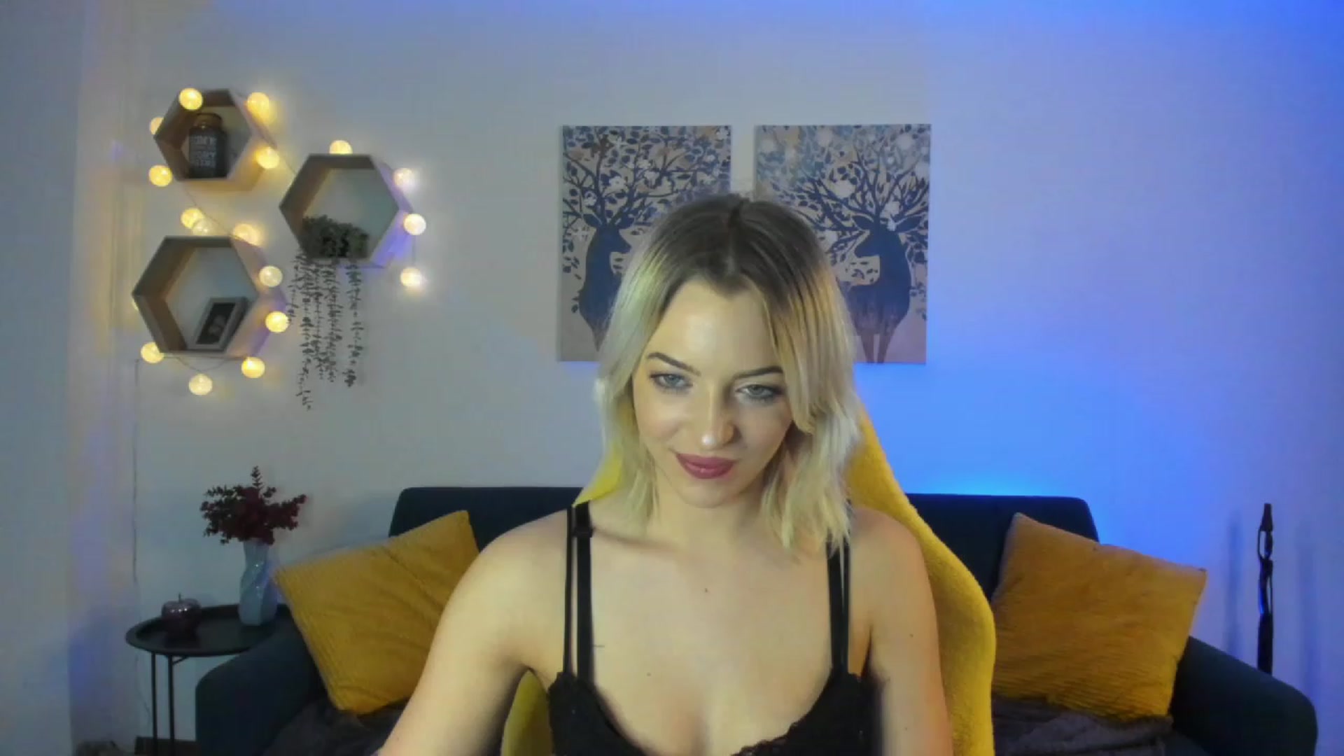 Gallery image thumbnail from Julia_Gold18's myfreecams stream on, 02/14/2023, 10:05 image 17 of 20