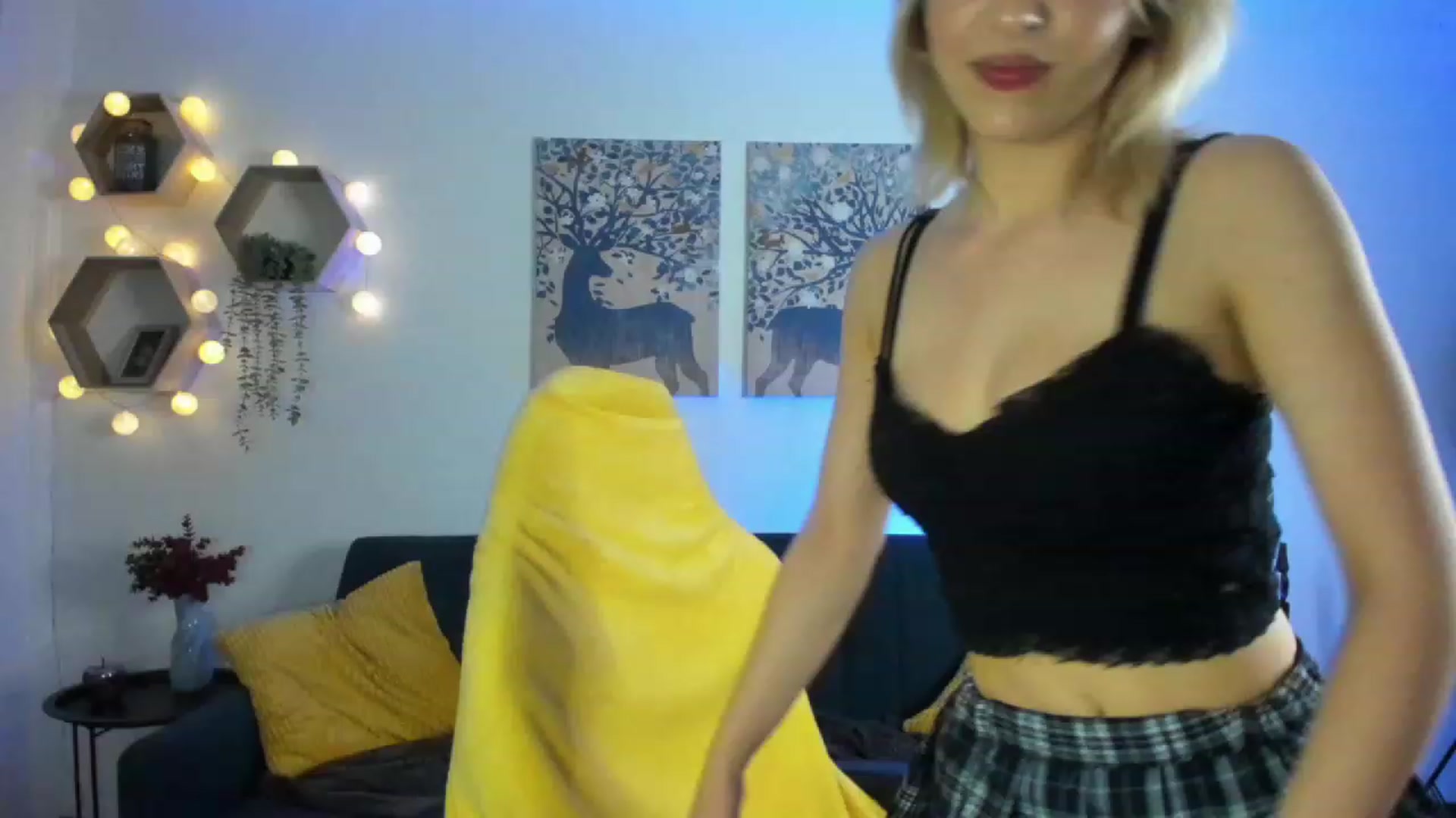 Gallery image thumbnail from Julia_Gold18's myfreecams stream on, 02/14/2023, 18:41 image 10 of 20