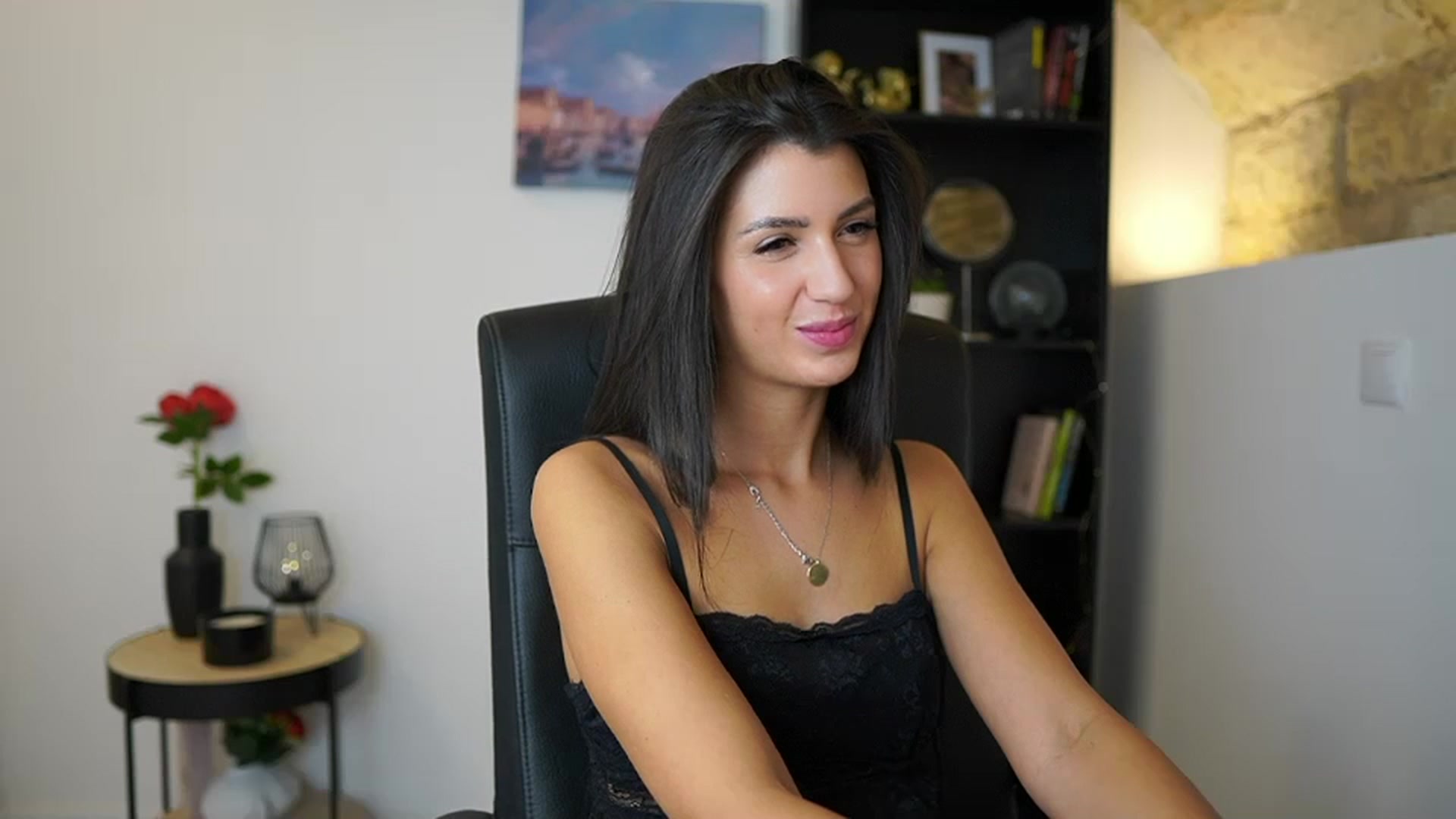 Gallery image thumbnail from Julia_Roca's myfreecams stream on, 12/08/2023, 15:37 image 4 of 20