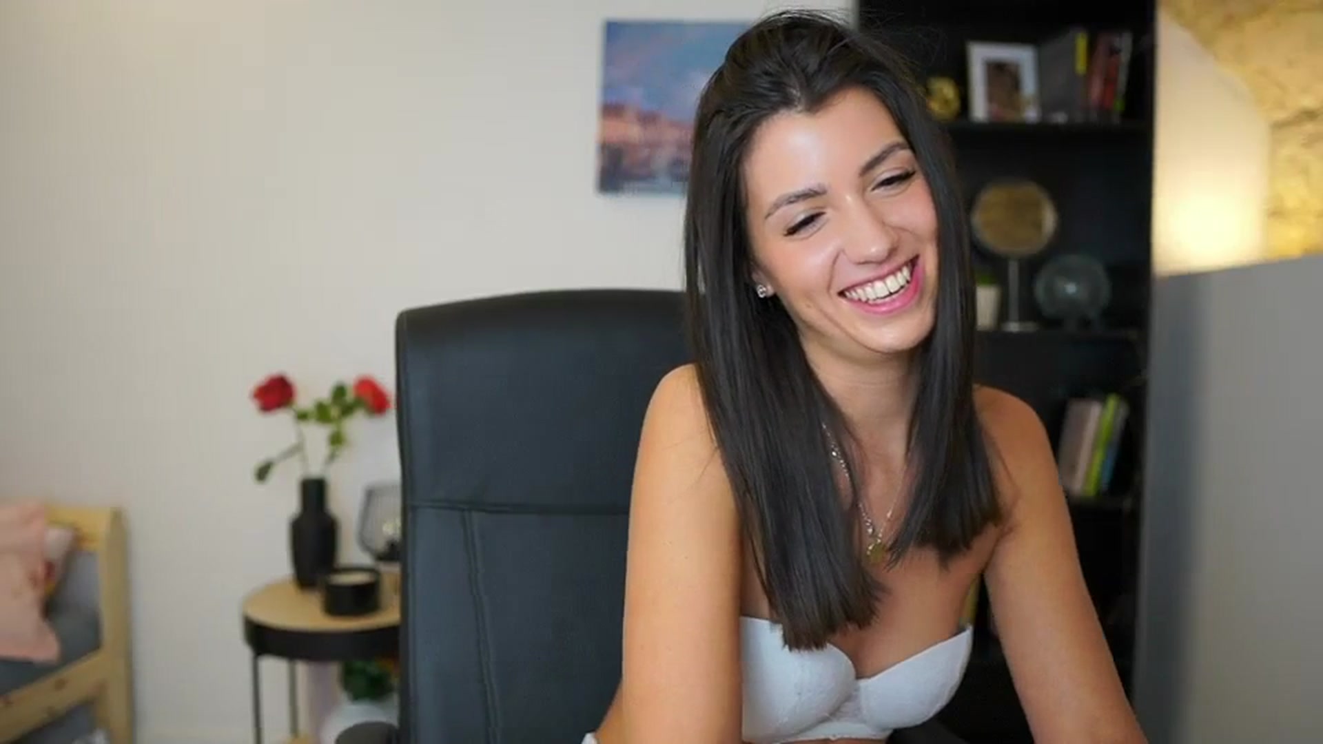 Gallery image thumbnail from Julia_Roca's myfreecams stream on, 12/10/2023, 13:22 image 12 of 20