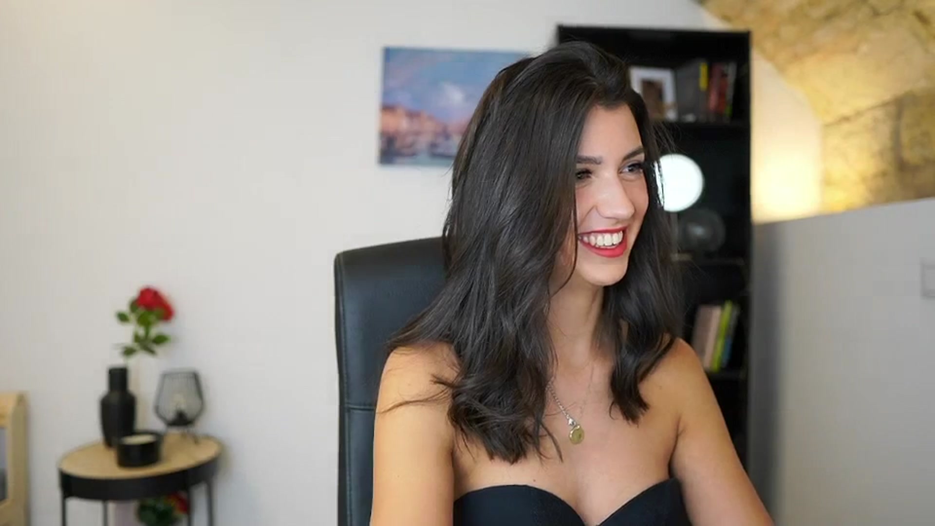 Gallery image thumbnail from Julia_Roca's myfreecams stream on, 12/11/2023, 21:14 image 10 of 20