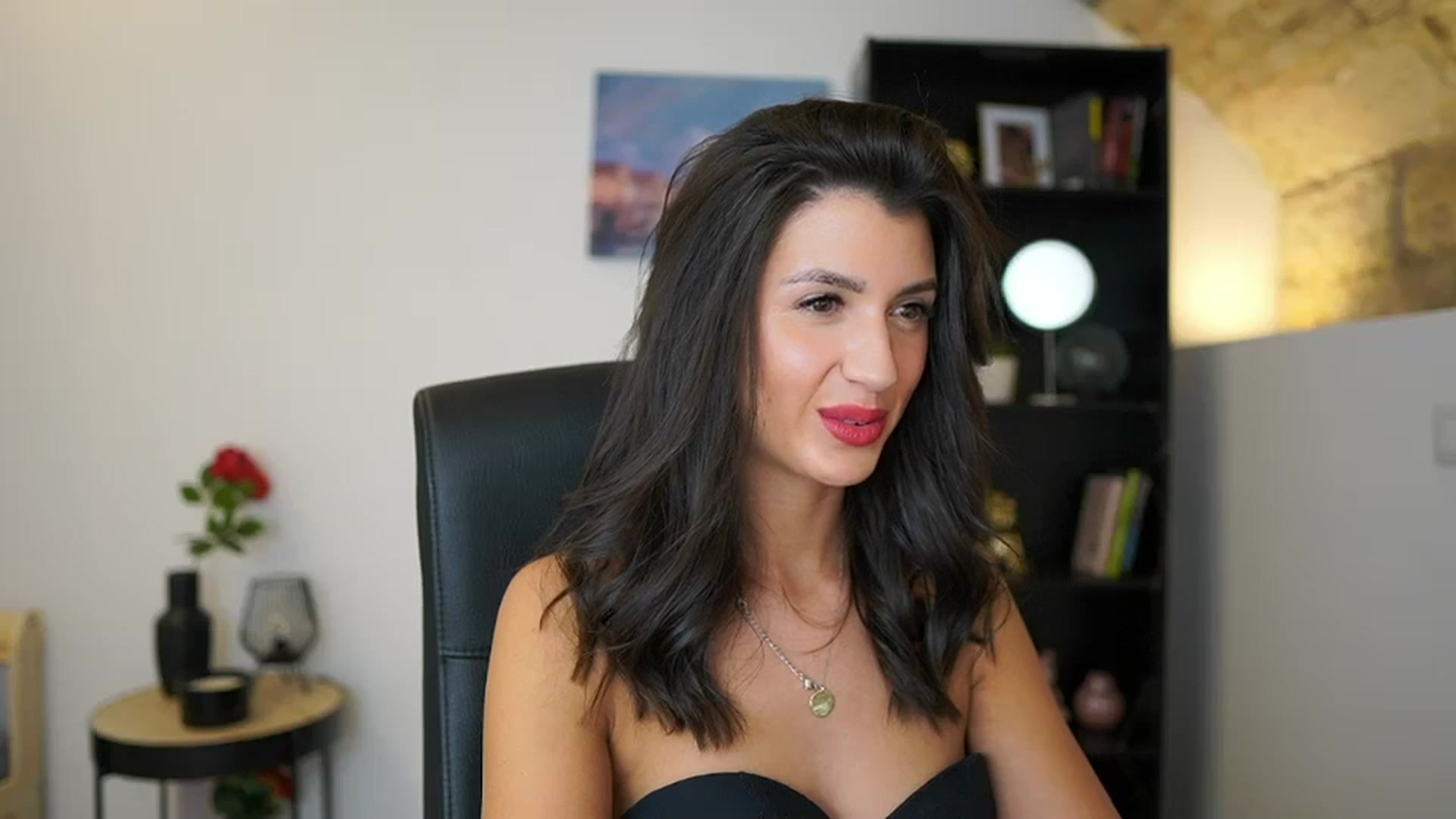Gallery image thumbnail from Julia_Roca's myfreecams stream on, 12/11/2023, 21:39 image 14 of 20