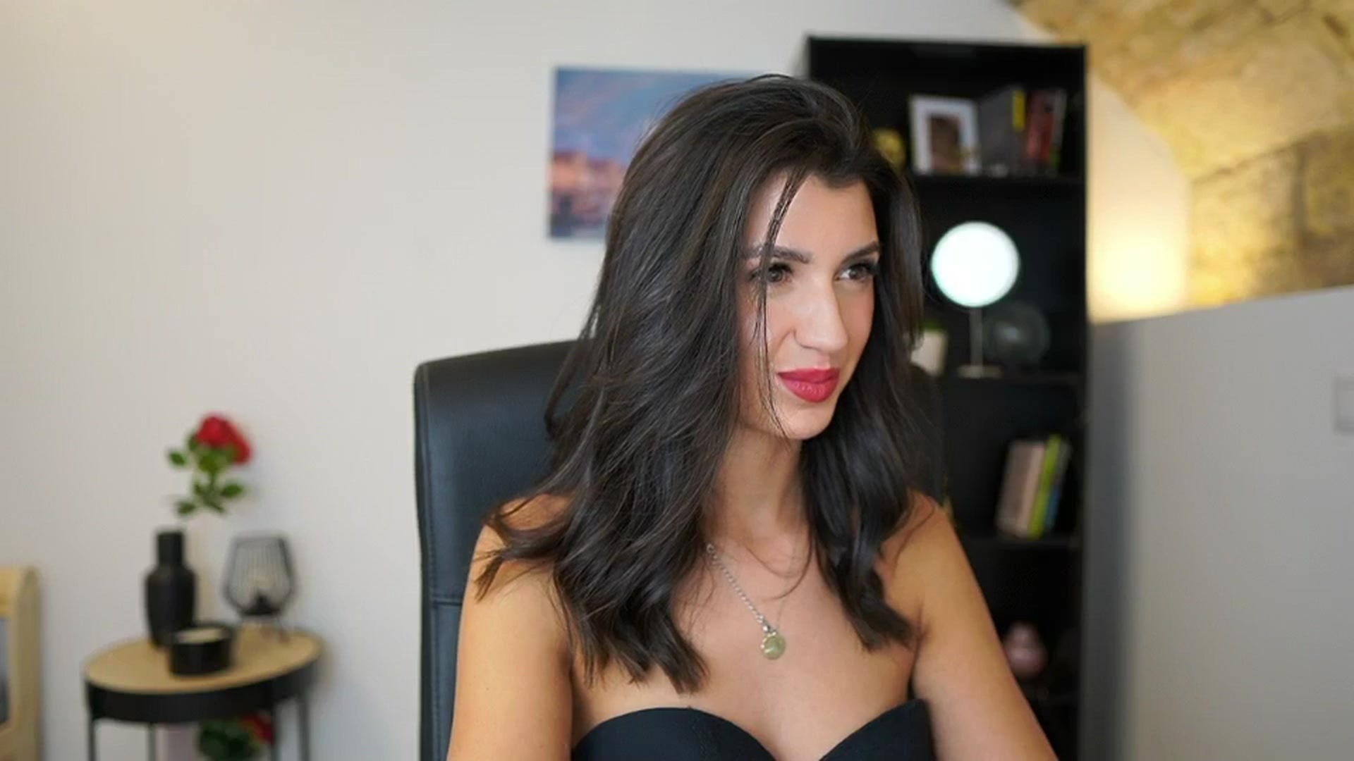 Gallery image thumbnail from Julia_Roca's myfreecams stream on, 12/11/2023, 21:39 image 10 of 20