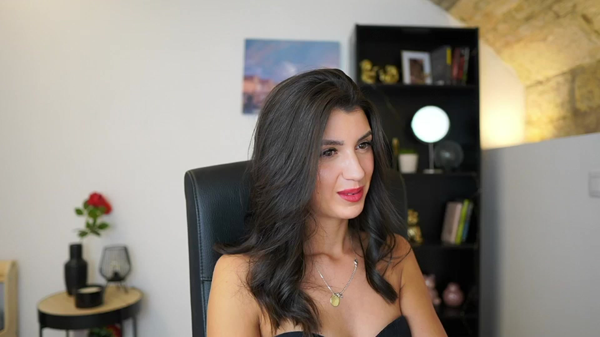 Gallery image thumbnail from Julia_Roca's myfreecams stream on, 12/12/2023, 24:17 image 1 of 20