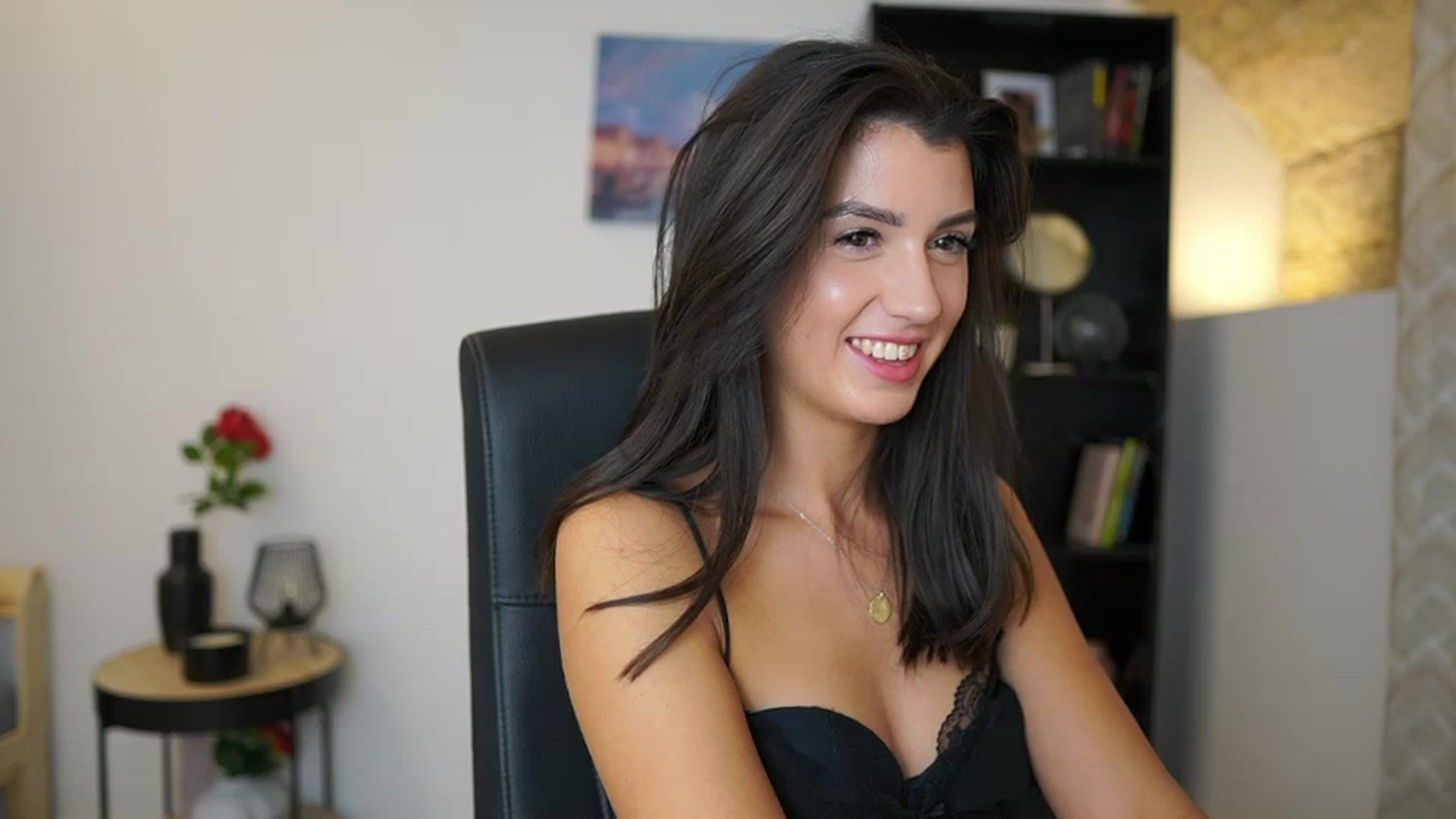 Gallery image thumbnail from Julia_Roca's myfreecams stream on, 12/14/2023, 16:58 image 12 of 20