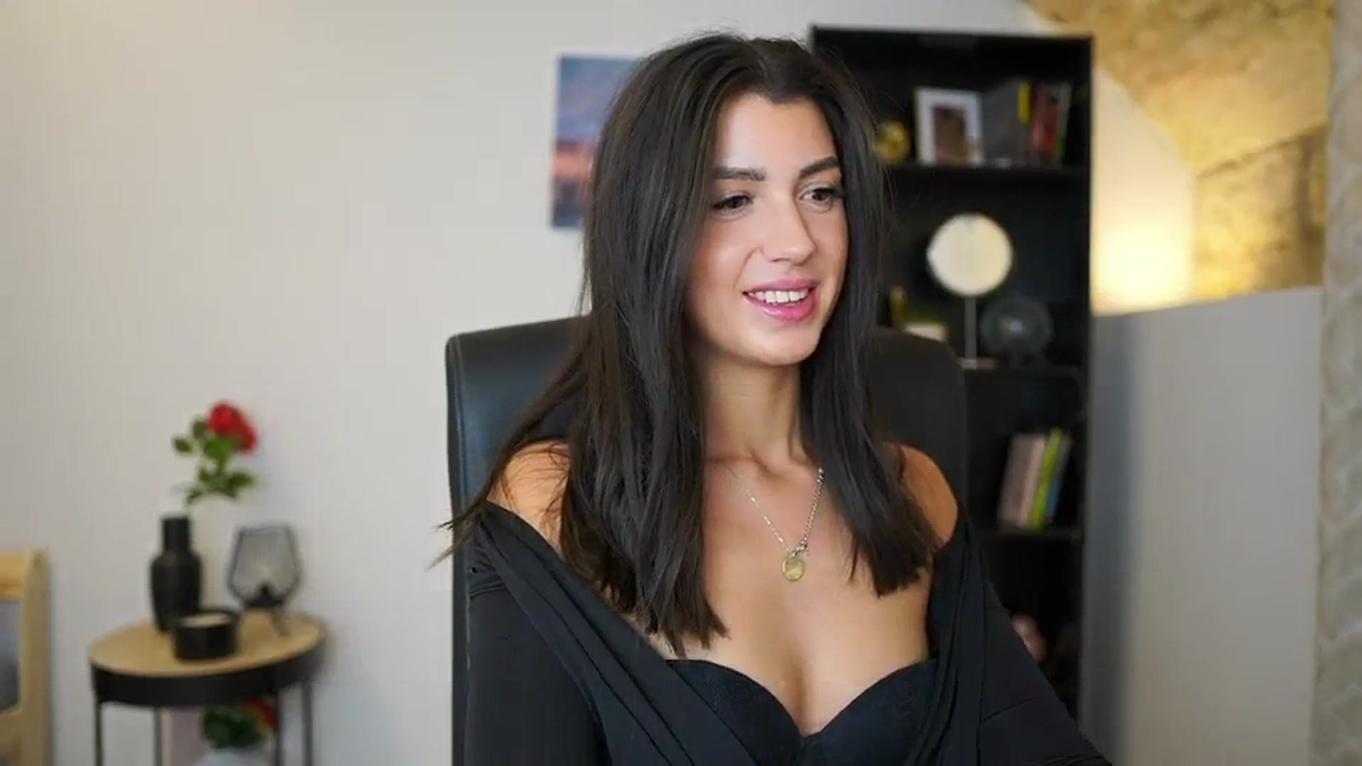 Gallery image thumbnail from Julia_Roca's myfreecams stream on, 12/16/2023, 14:50 image 5 of 20