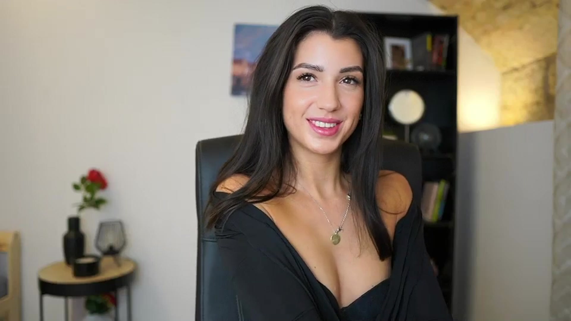 Gallery image thumbnail from Julia_Roca's myfreecams stream on, 12/16/2023, 14:50 image 2 of 20