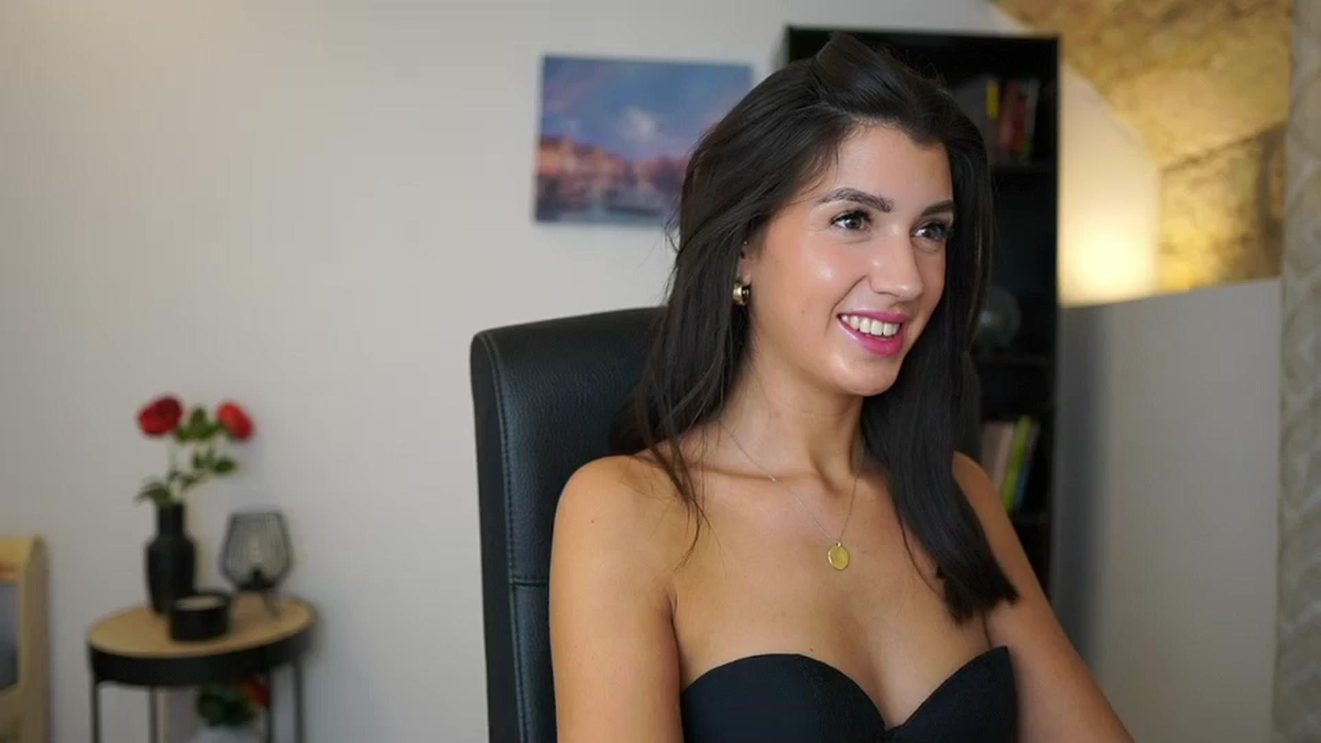 Gallery image thumbnail from Julia_Roca's myfreecams stream on, 12/16/2023, 16:30 image 17 of 20