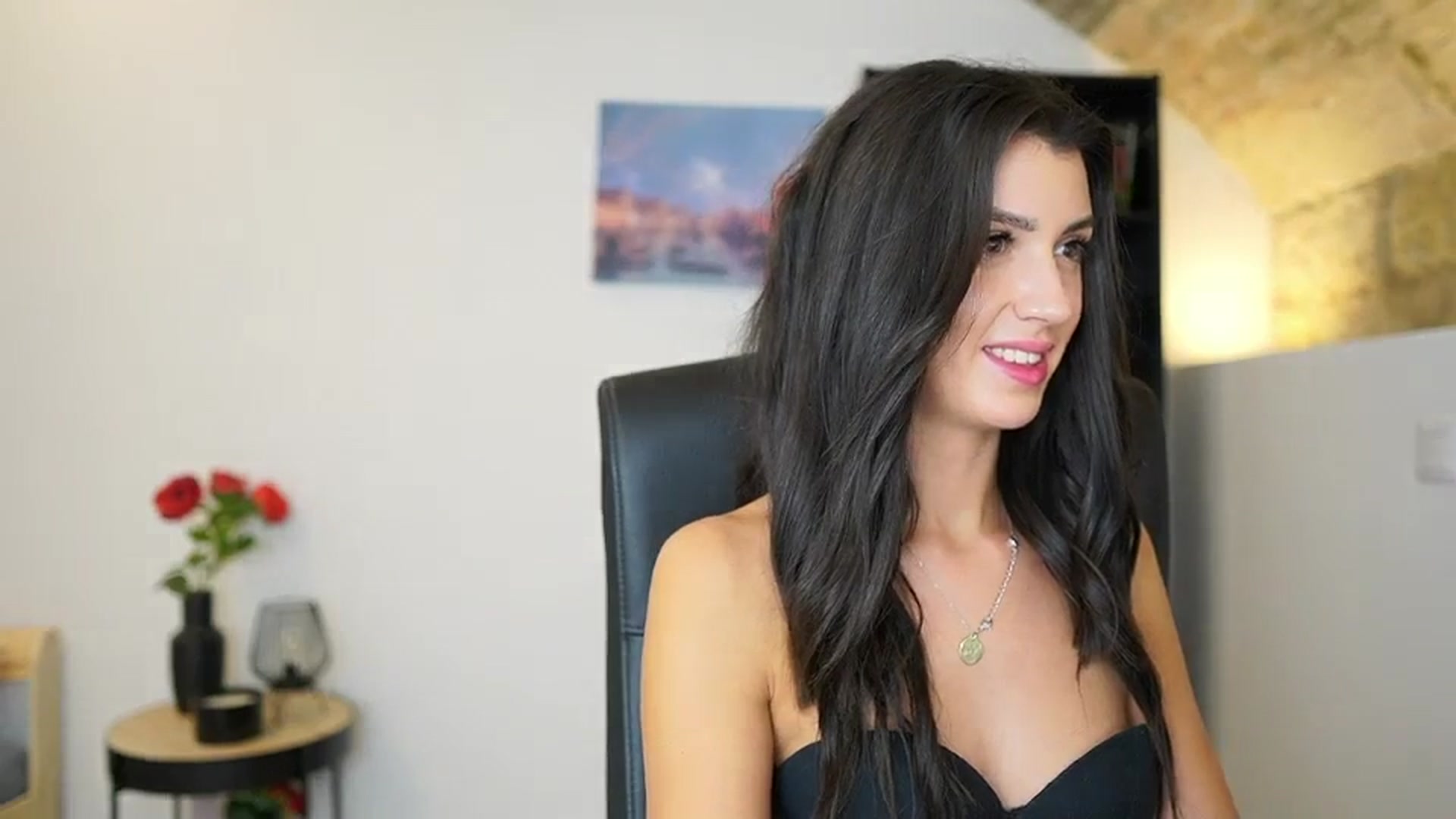 Gallery image thumbnail from Julia_Roca's myfreecams stream on, 12/17/2023, 17:47 image 18 of 20