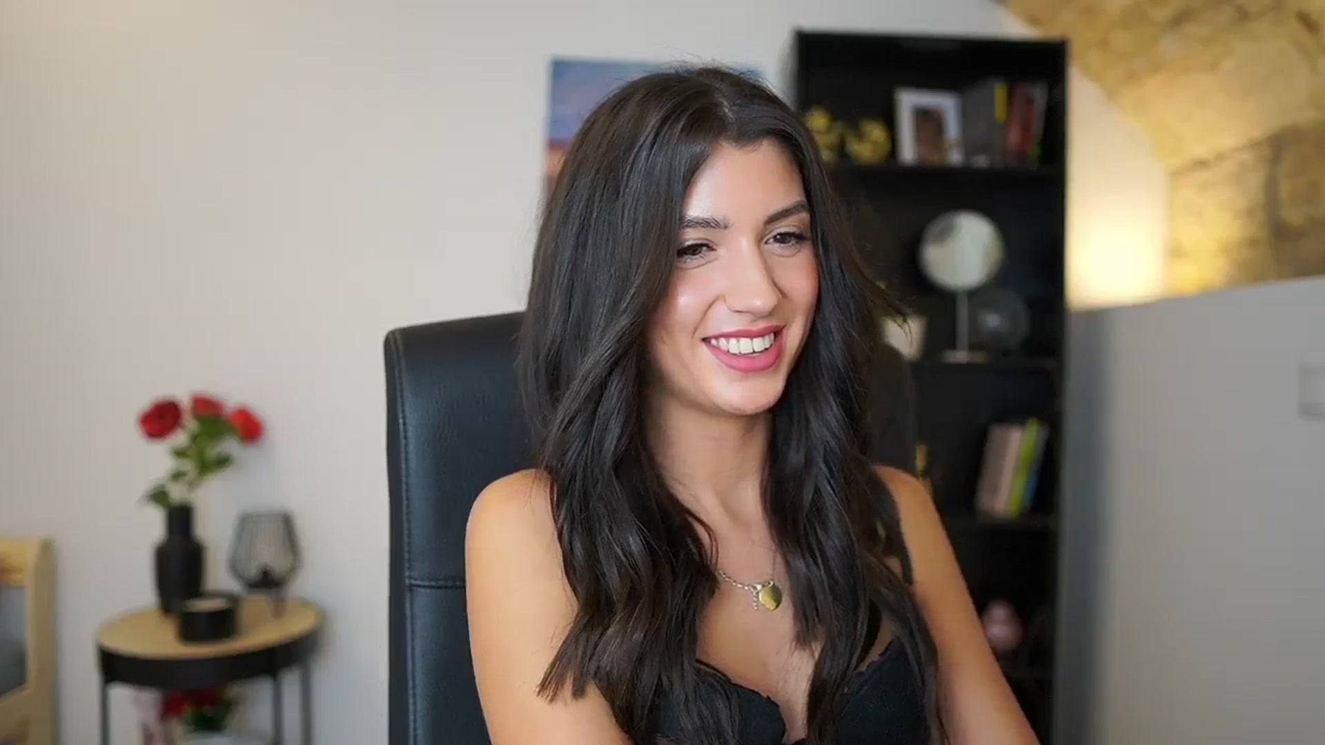 Gallery image thumbnail from Julia_Roca's myfreecams stream on, 12/18/2023, 21:23 image 12 of 20