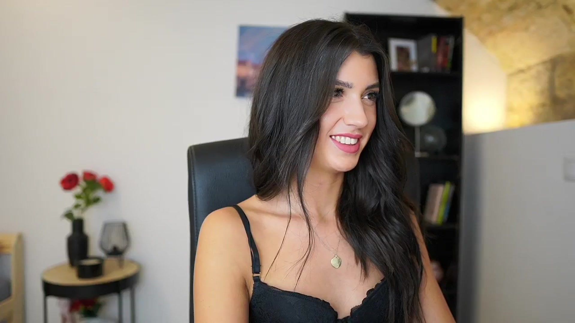 Gallery image thumbnail from Julia_Roca's myfreecams stream on, 12/18/2023, 21:23 image 19 of 20