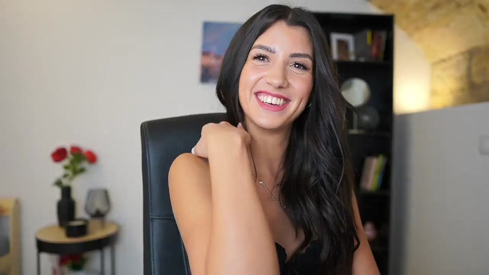 Gallery image thumbnail from Julia_Roca's myfreecams stream on, 12/18/2023, 21:23 image 17 of 20